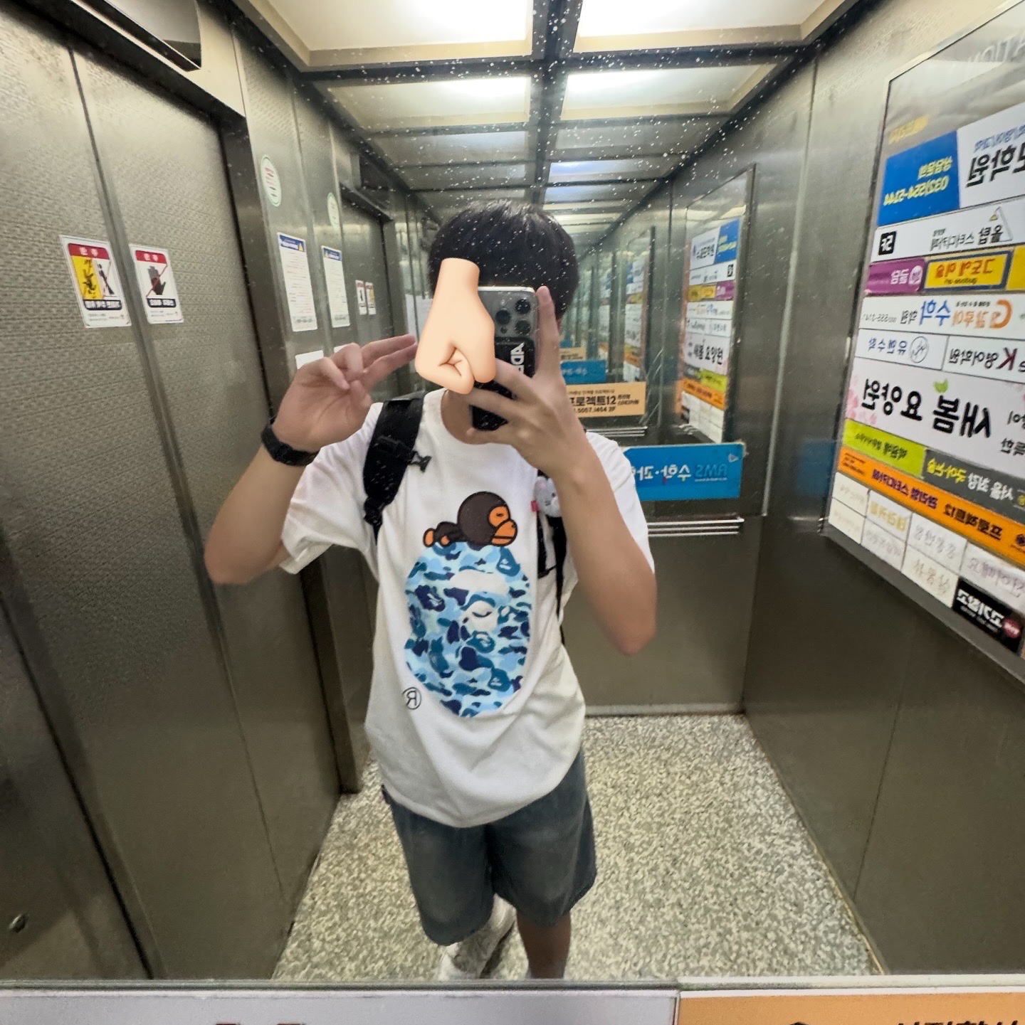 BAPE ABC Camo Milo on Big Ape T-Shirt White Blue, BAPE 1st Camo Milo on Ape Head T-Shirt Black Gray 착용 스타일 - 2