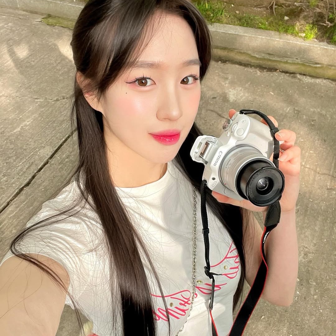 THIS IS FINE Cropped Signature Tee White 착용 스타일 - 6