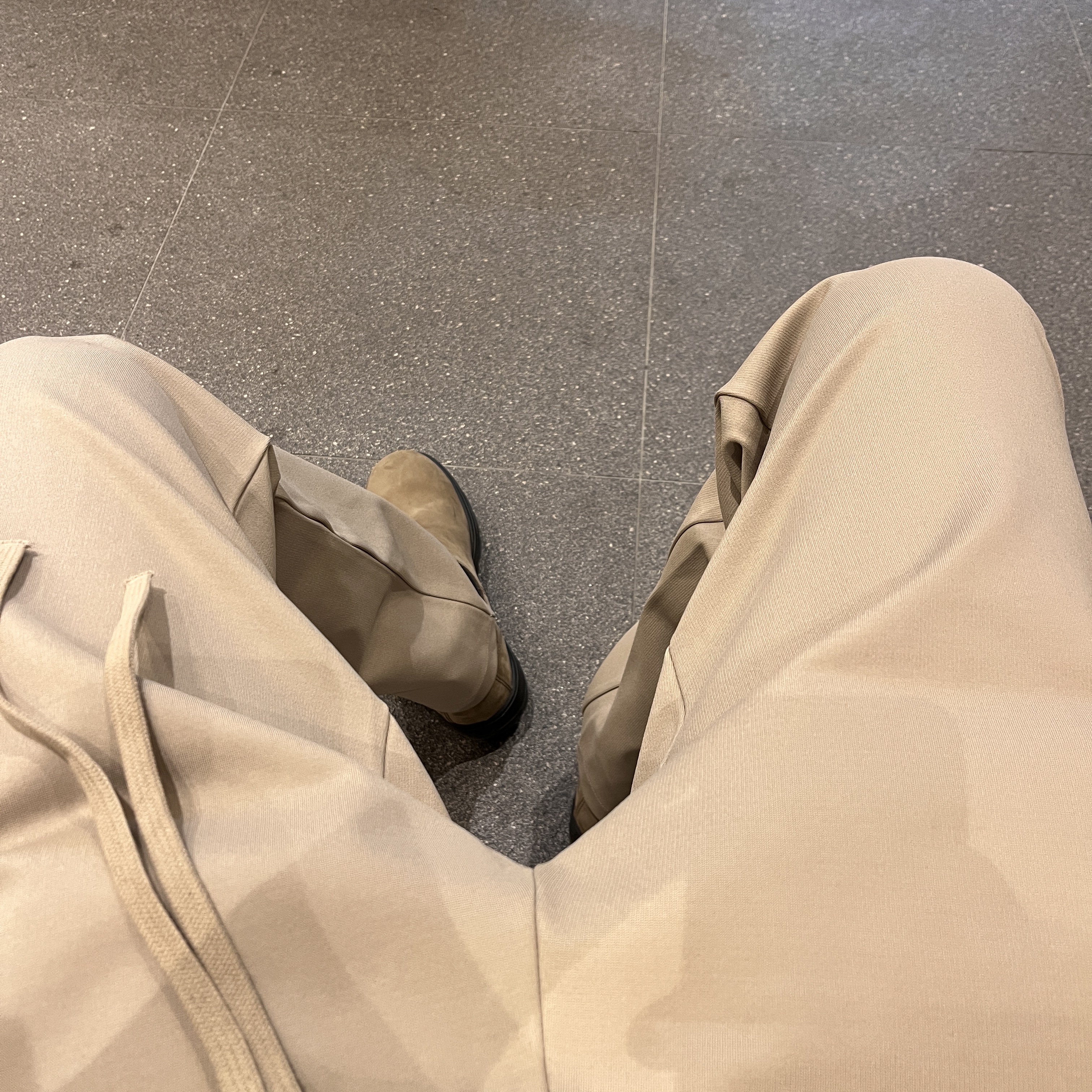 Fear of God Eternal Viscose Tricot Slim Pants Dusty Concrete 착용 스타일 - 1