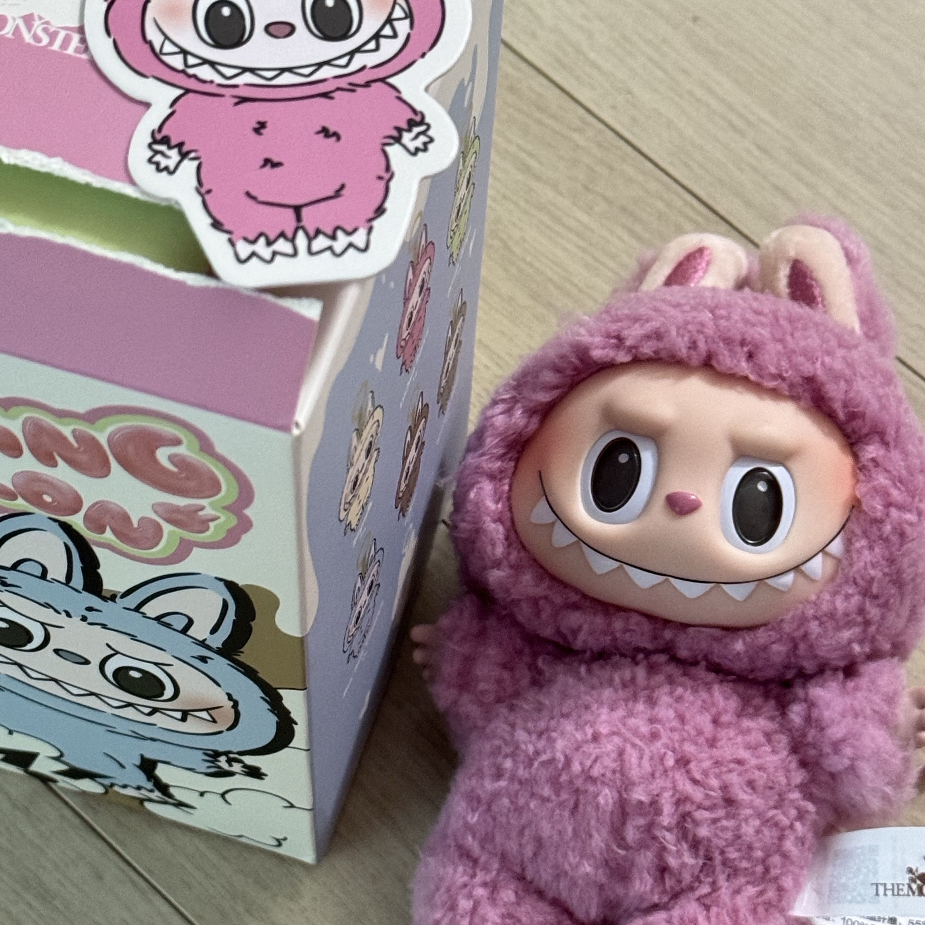Pop Mart The Monsters Labubu Tasty Macarons Series Sealed Case (1 Blind Box), Pop Mart Labubu The Monsters Labubu Tasty Macarons Series Lyche Berry Keyring 착용 스타일 - 2