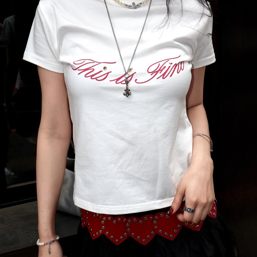 THIS IS FINE Cropped Signature Tee White 착용 스타일 - 7