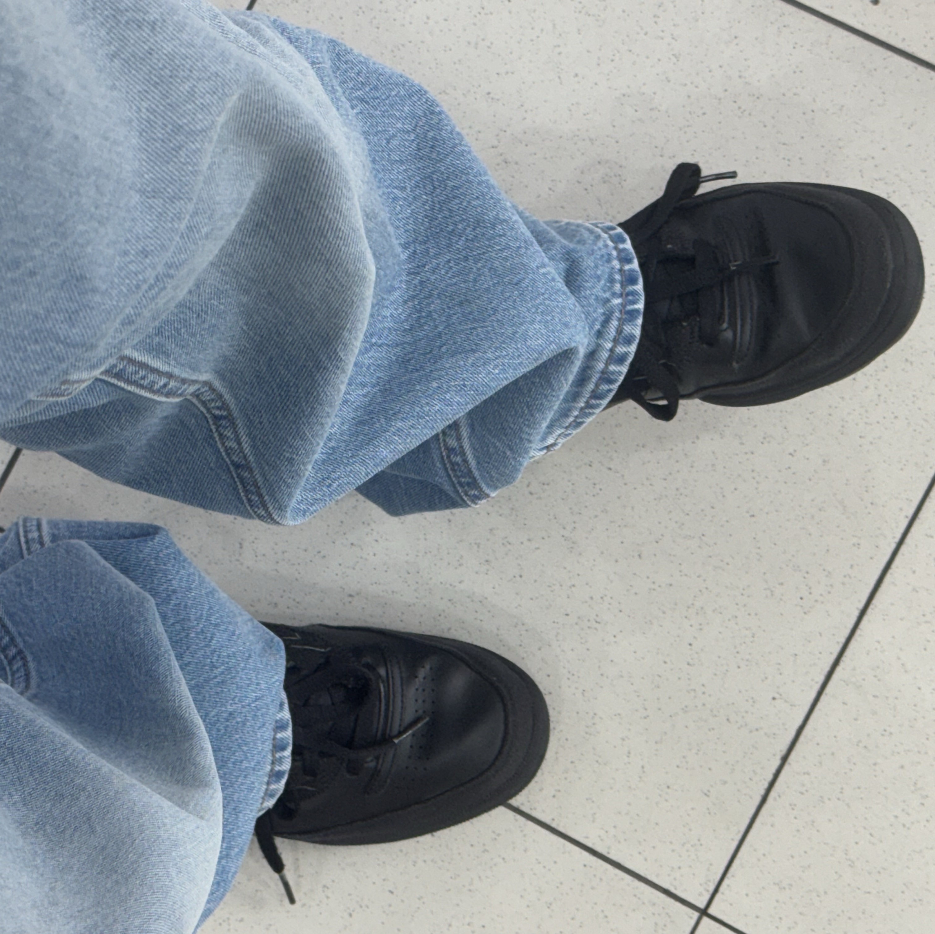 Reebok x Maison Margiela Club C Memory of Shoes Black, Uniqlo x JW Anderson Straight Jean Blue - KR 착용 스타일 - 2