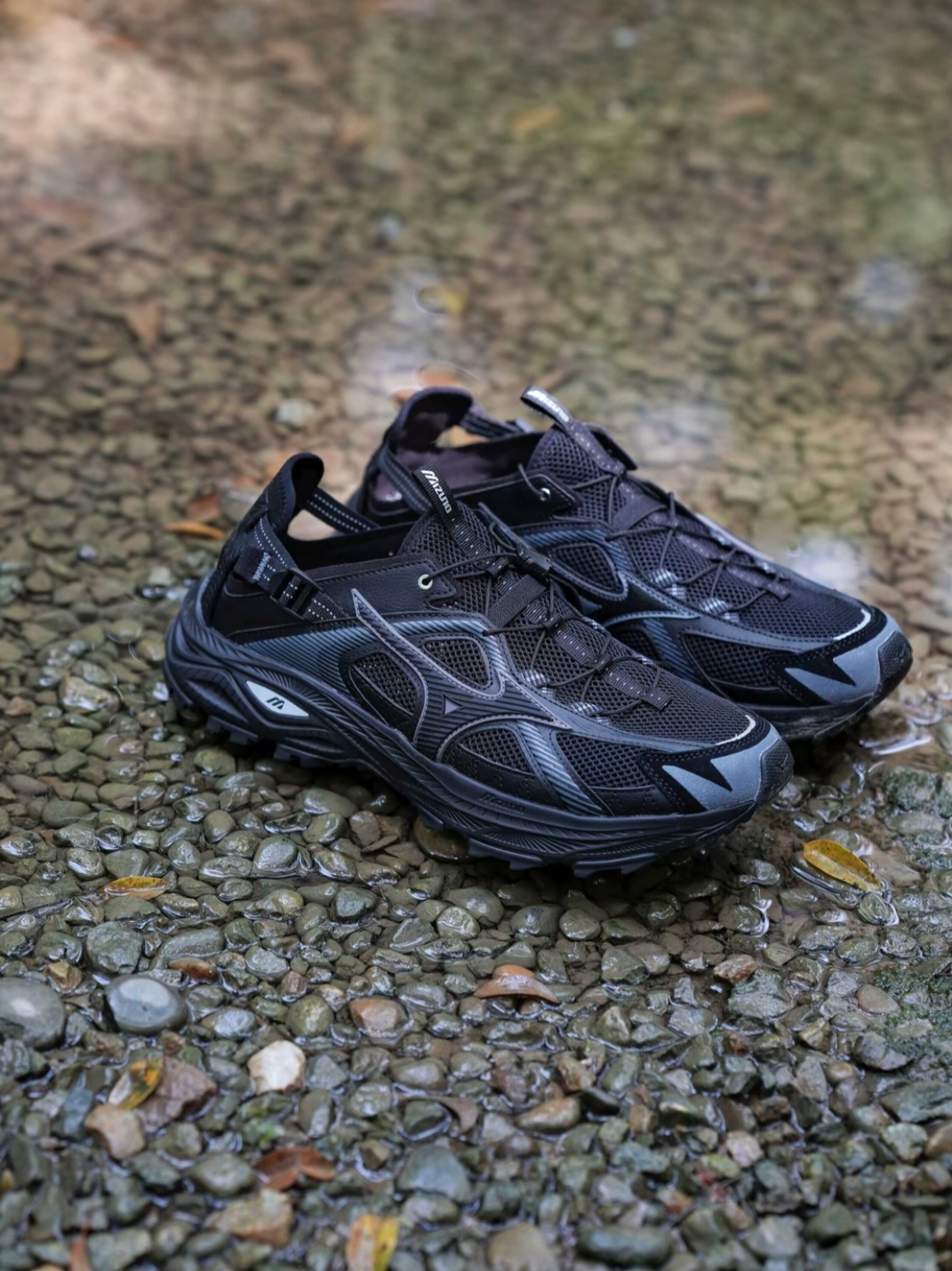 Mizuno Racer Trail SE Black, New Balance 1906L Black 착용 스타일 - 1