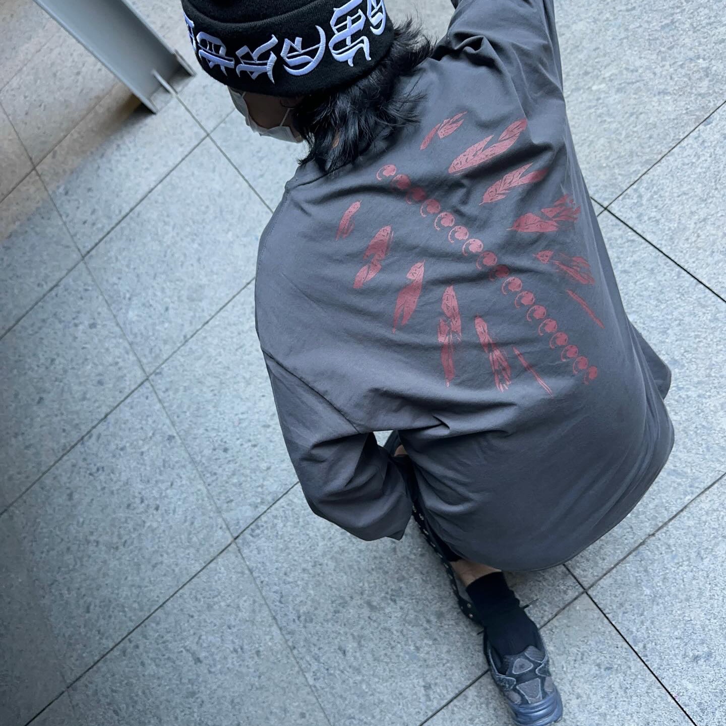 [Pre-Order] Vonvat Leaves Bone Long Sleeve Charcoal 착용 스타일