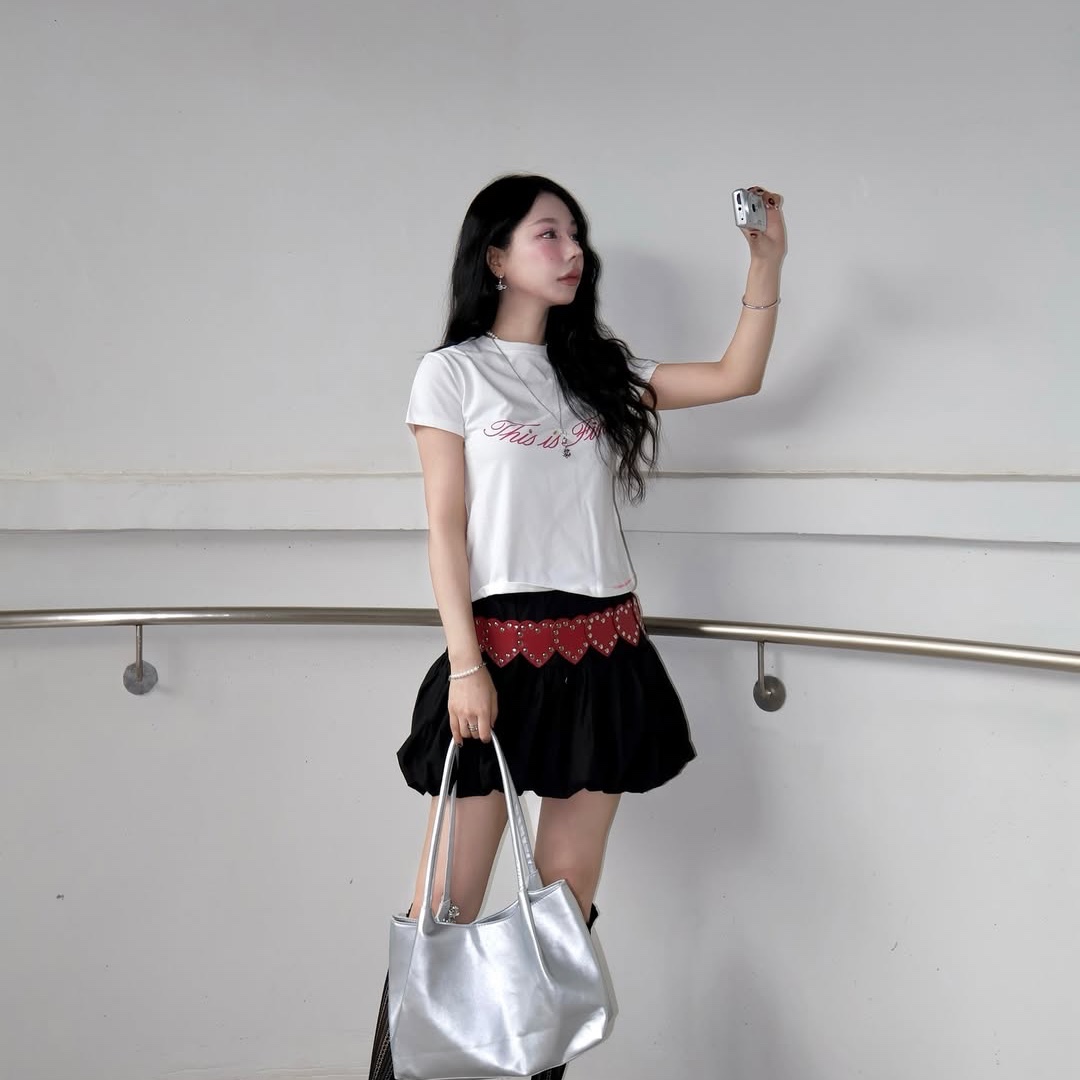 THIS IS FINE Cropped Signature Tee White 착용 스타일 - 4