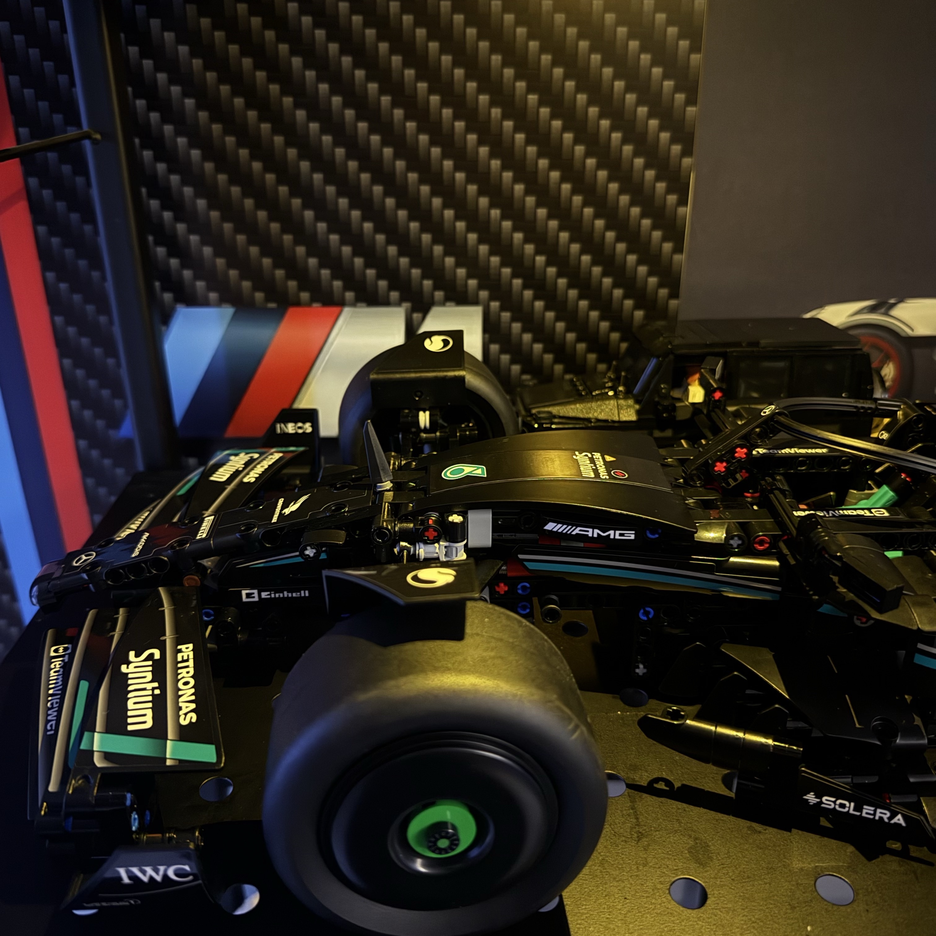 Lego Mercedes-AMG F1 W14 E Performance 착용 스타일 - 2