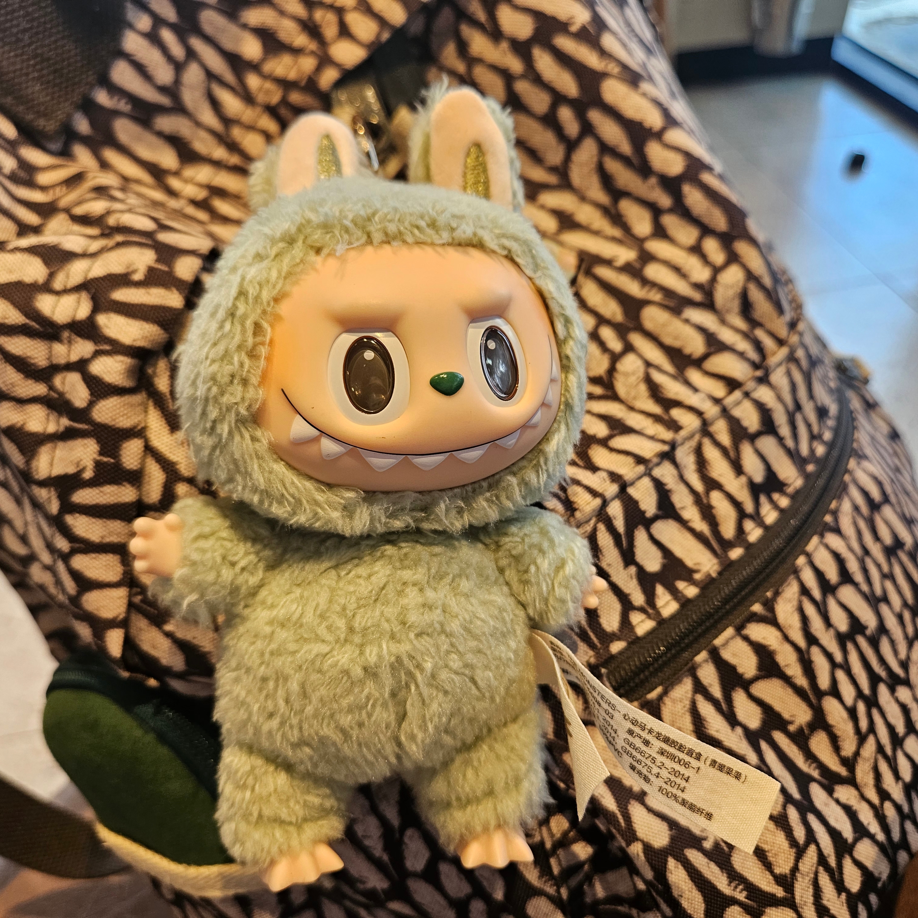 Pop Mart Labubu The Monsters Labubu Tasty Macarons Series Green Grape Keyring 착용 스타일 - 2