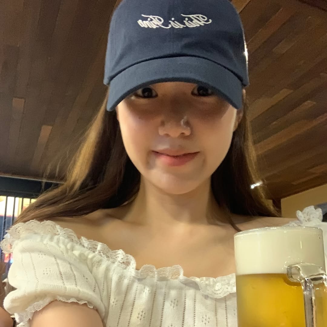 THIS IS FINE Signature Ball Cap Navy 착용 스타일 - 2
