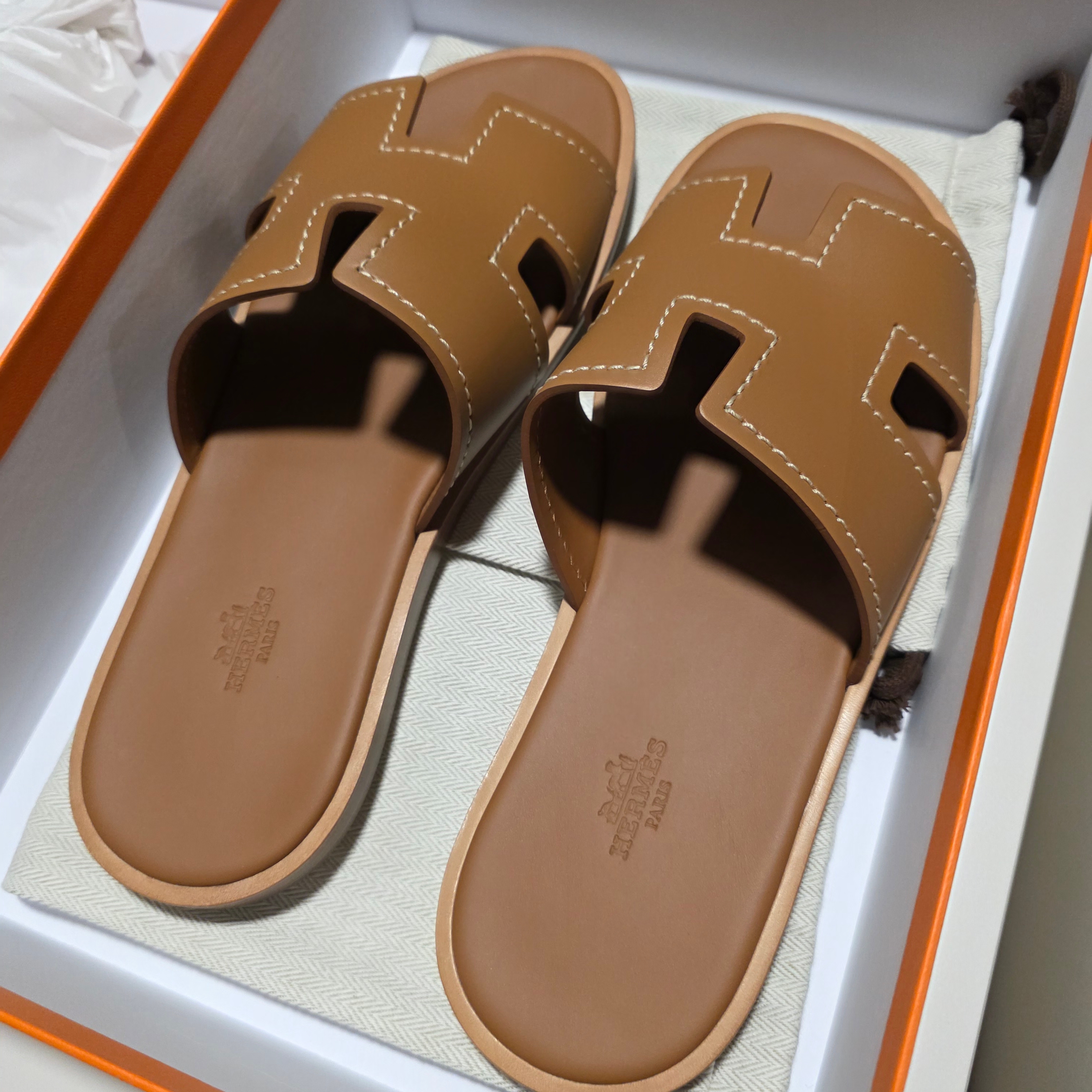 Hermes Izmir Sandal Calfskin & Naturel 착용 스타일 - 3