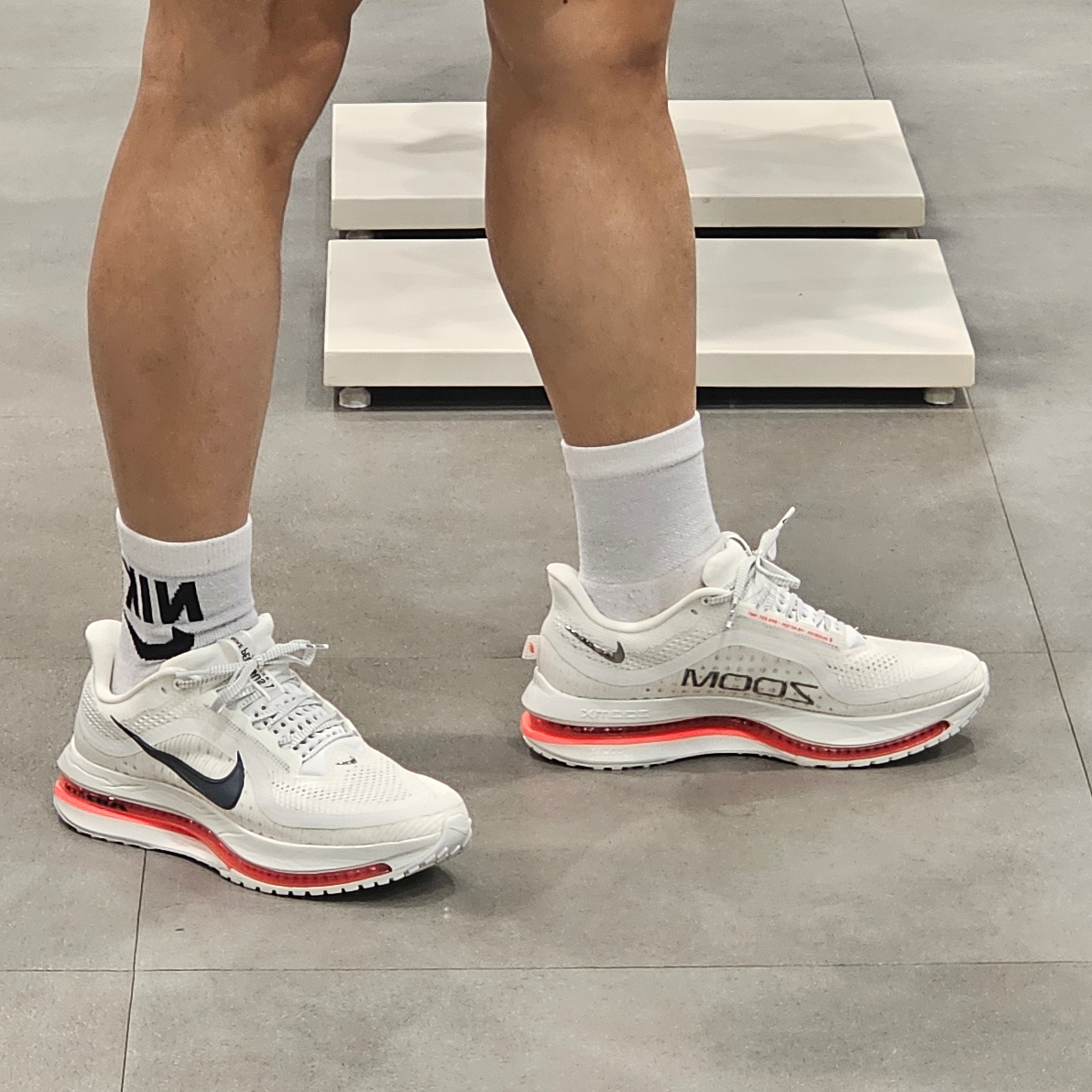 Nike Pegasus Premium Summit White Bright Crimson 착용 스타일 - 2