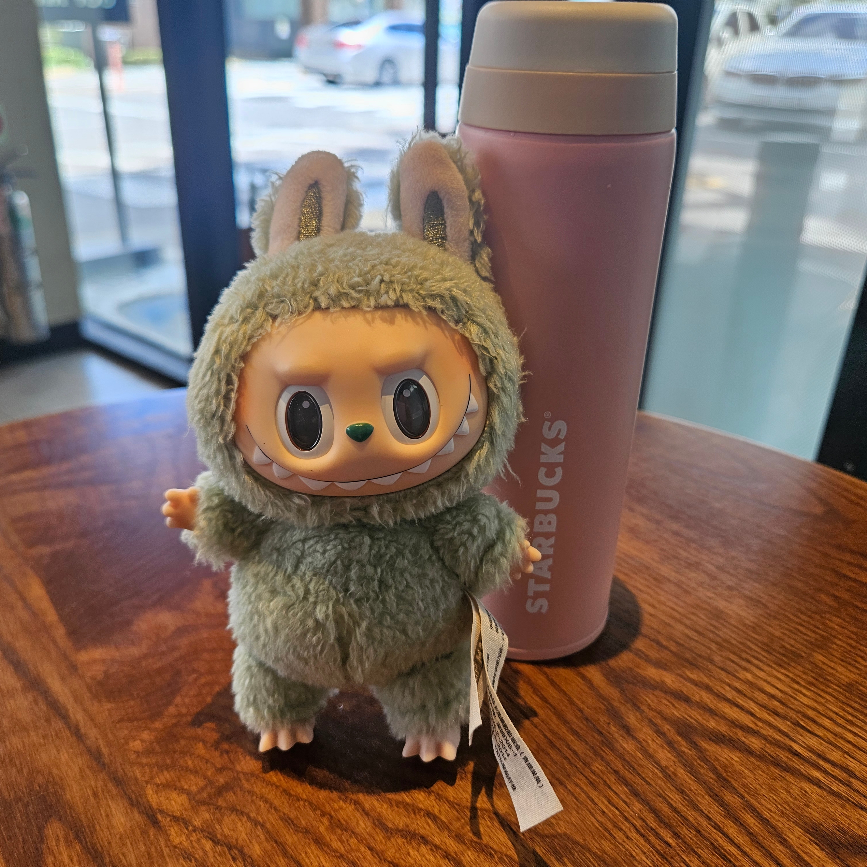 Pop Mart Labubu The Monsters Labubu Tasty Macarons Series Green Grape Keyring 착용 스타일 - 3