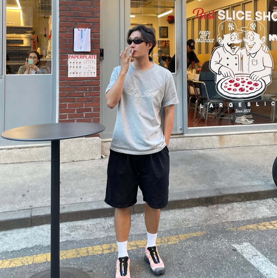 THIS IS FINE Oversized Signature Tee Sportif Gray 착용 스타일 - 1