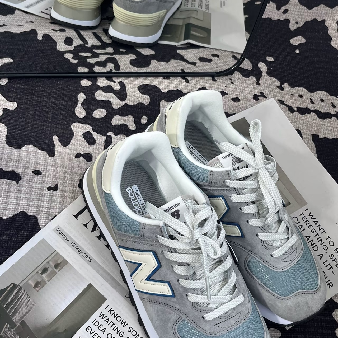 New Balance 574 Grey Sky Blue 착용 스타일 - 2