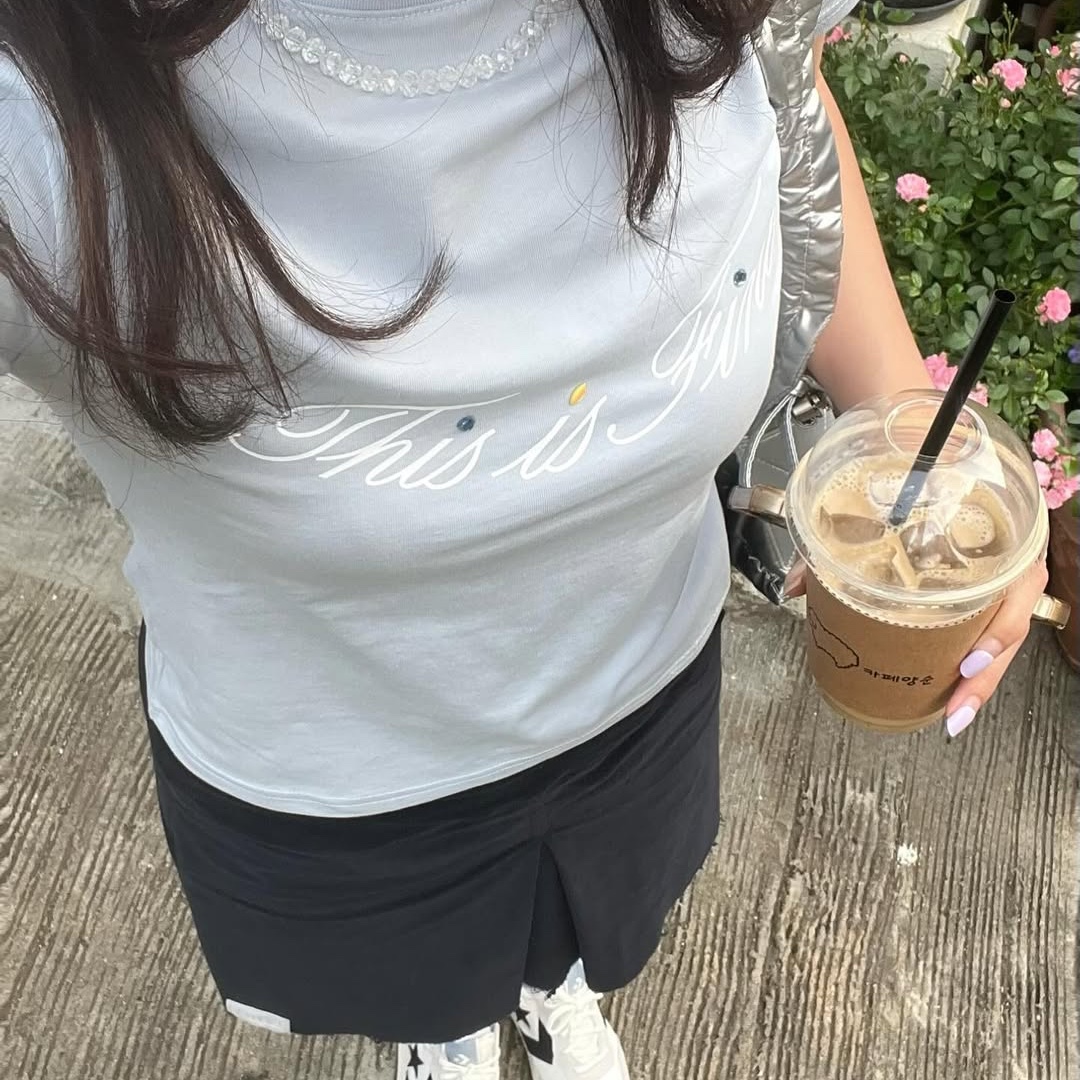 THIS IS FINE Cropped Signature Tee Sky 착용 스타일 - 3