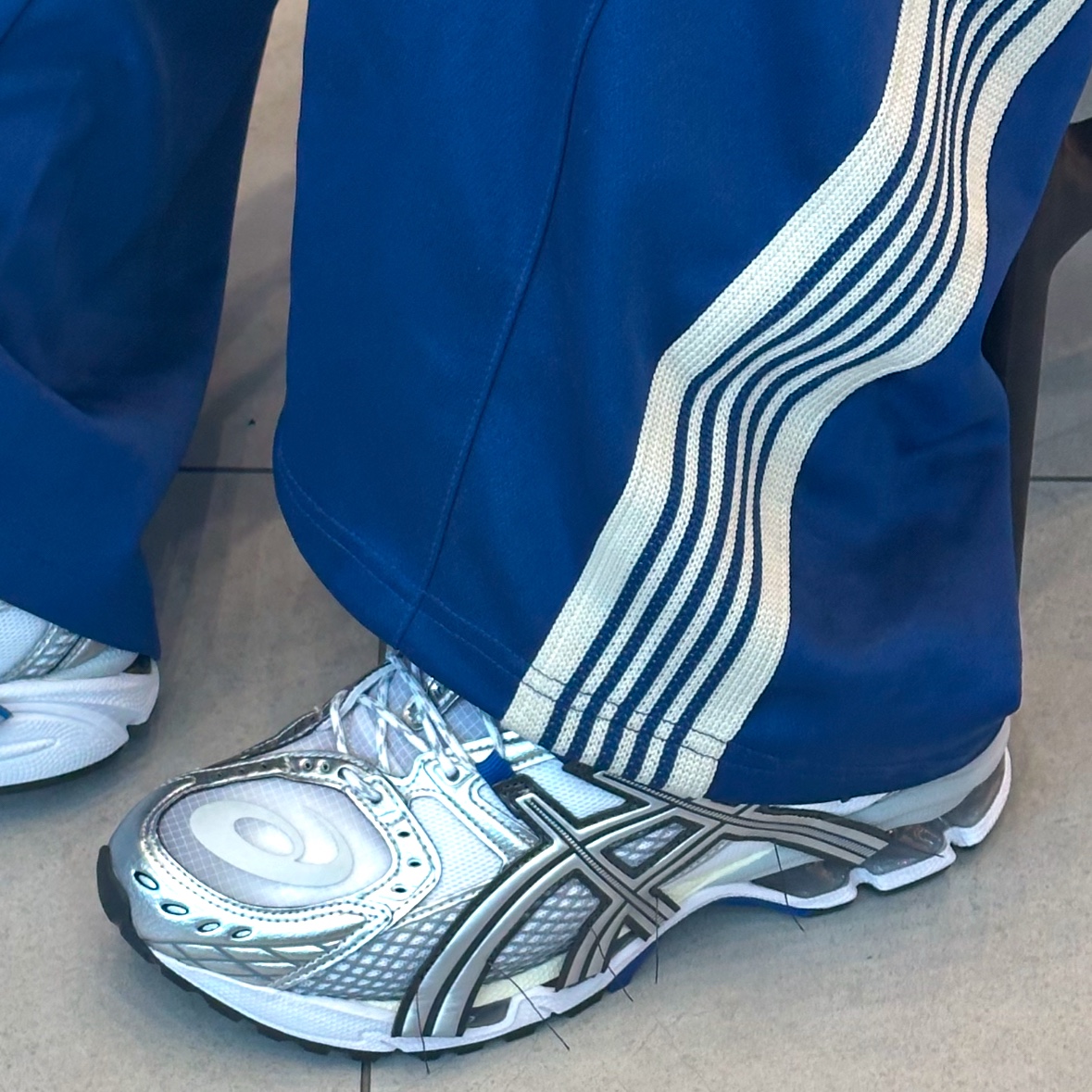 Asics x Invincible Gel-Nimbus 10.1 HTTP 404 Cream Metallic Silver Blue 착용 스타일