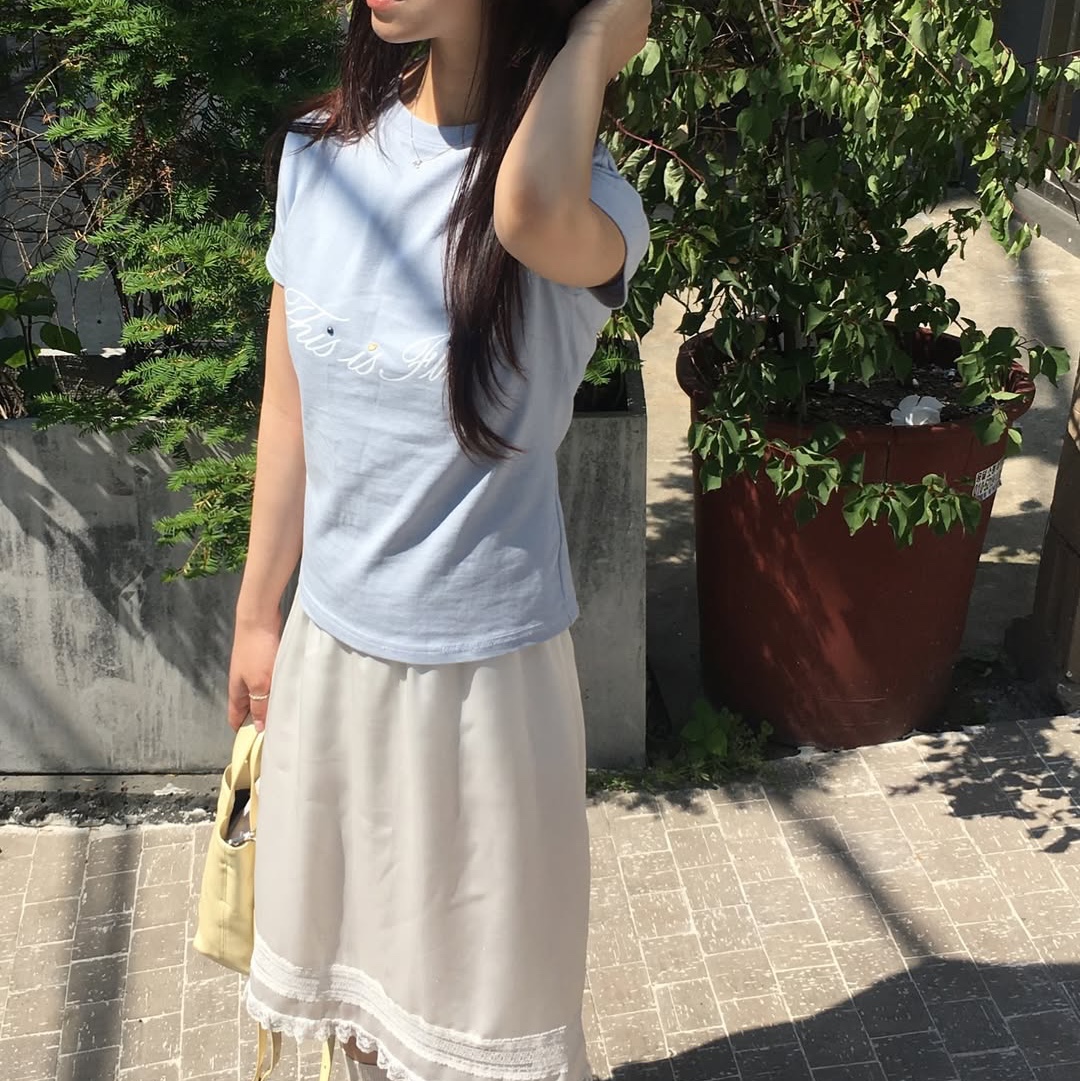 THIS IS FINE Cropped Signature Tee Sky 착용 스타일 - 4
