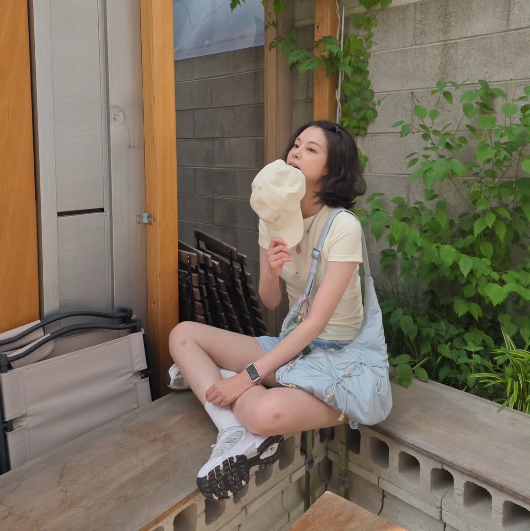 THIS IS FINE Cropped Signature Tee Cream, THIS IS FINE Signature Ball Cap Cream 착용 스타일 - 1