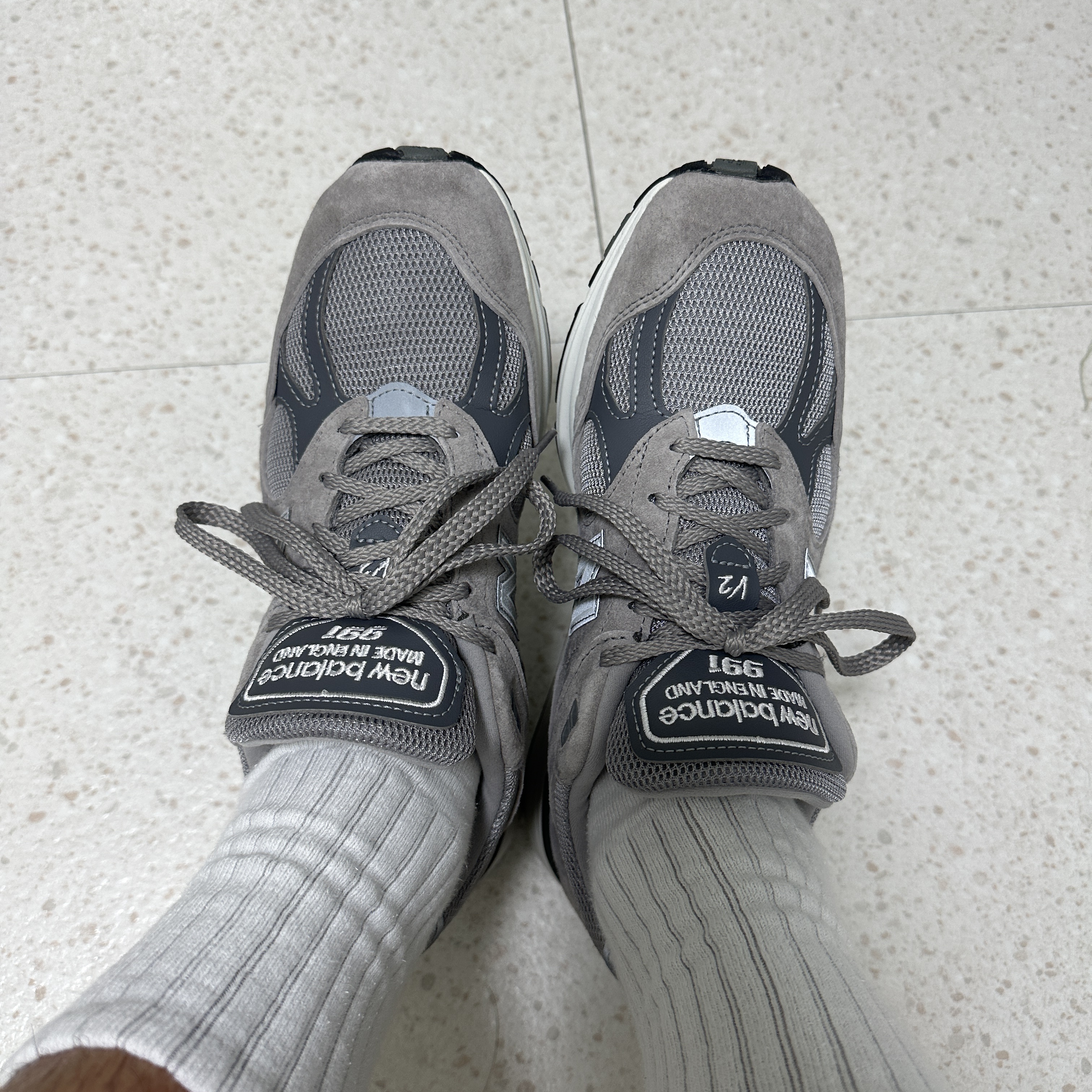 New Balance 991v2 Made in UK Rock Ridge Alloy Silver 착용 스타일