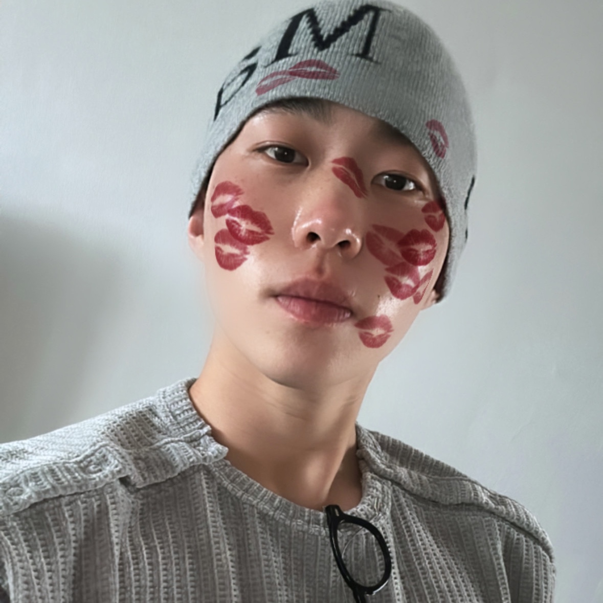 Matin Kim Logo Jacquard Short Beanie Grey 착용 스타일