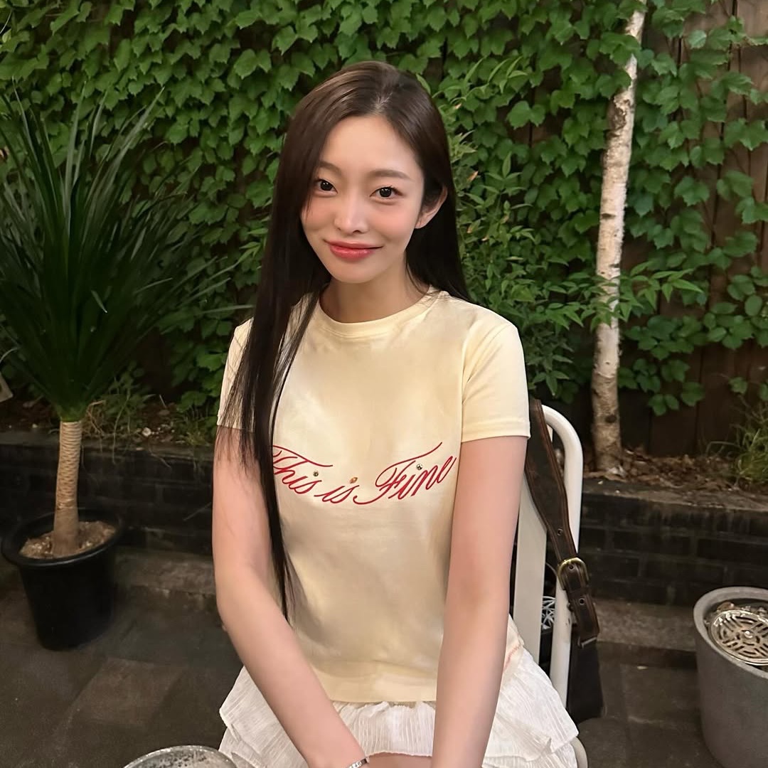 THIS IS FINE Cropped Signature Tee Yellow 착용 스타일 - 3