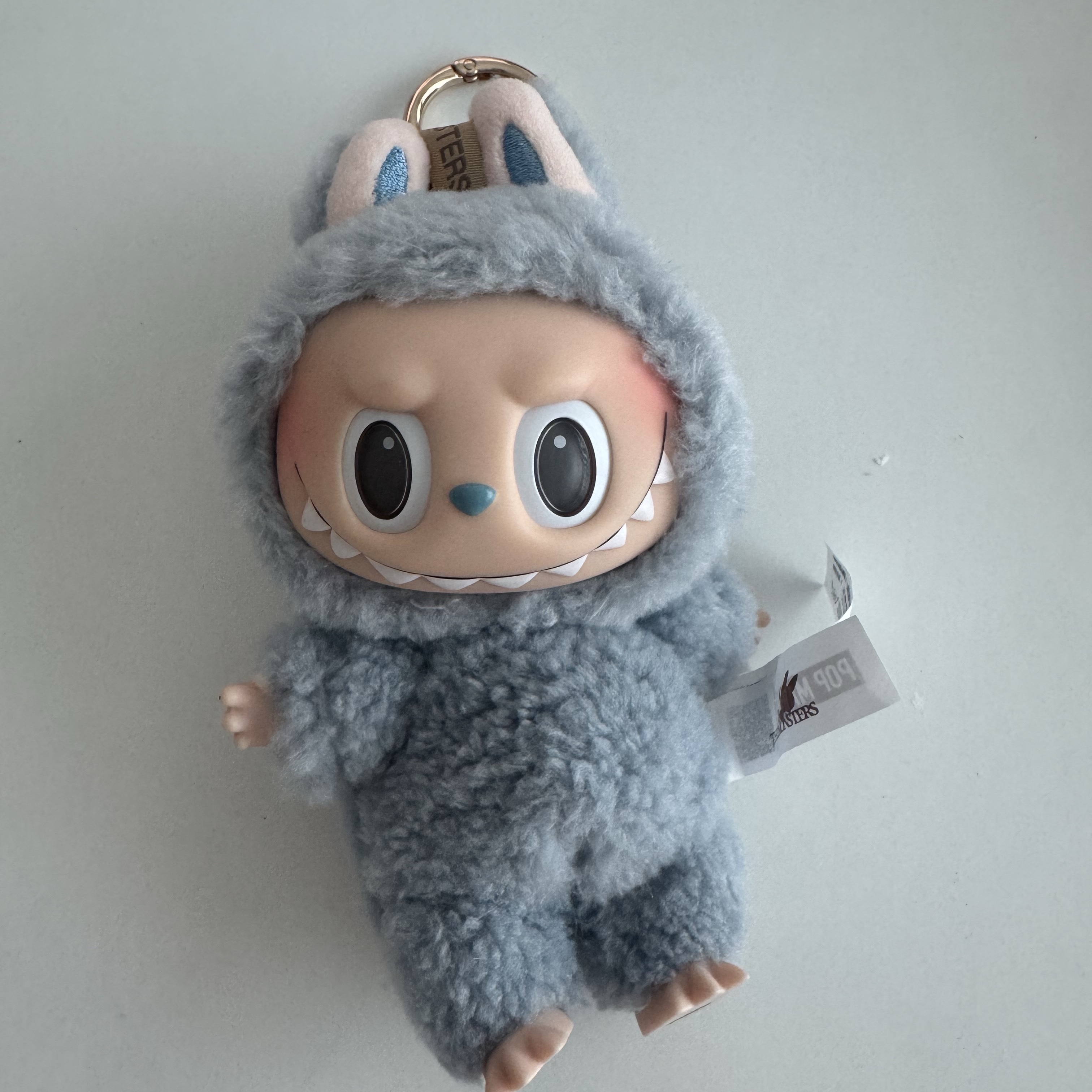 Pop Mart Labubu The Monsters Labubu Tasty Macarons Series Sea Salt Coconut Keyring 착용 스타일 - 1
