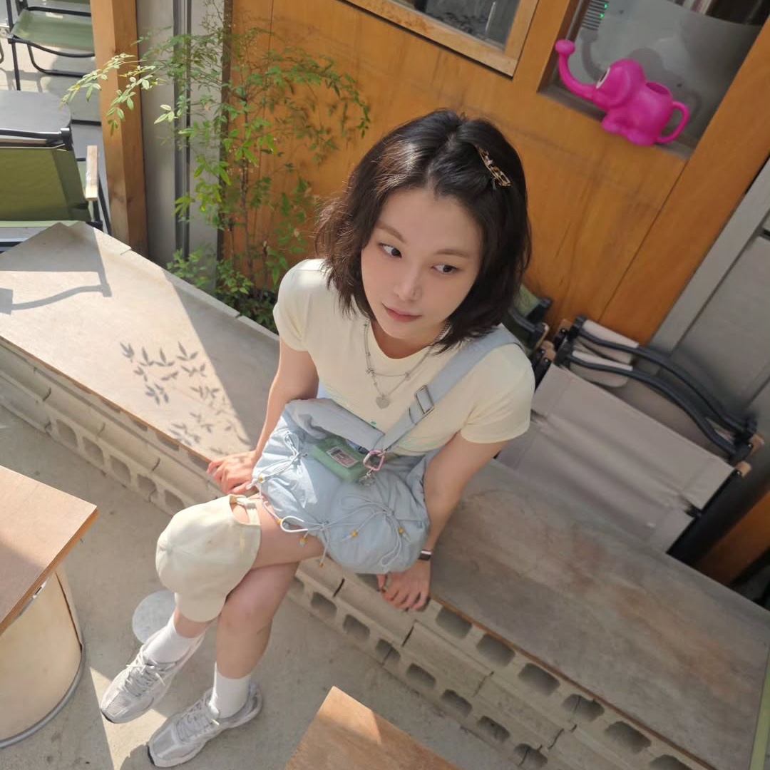 THIS IS FINE Cropped Signature Tee Cream, THIS IS FINE Signature Ball Cap Cream 착용 스타일 - 3