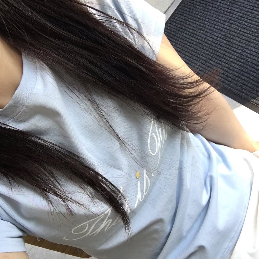 THIS IS FINE Cropped Signature Tee Sky 착용 스타일 - 1