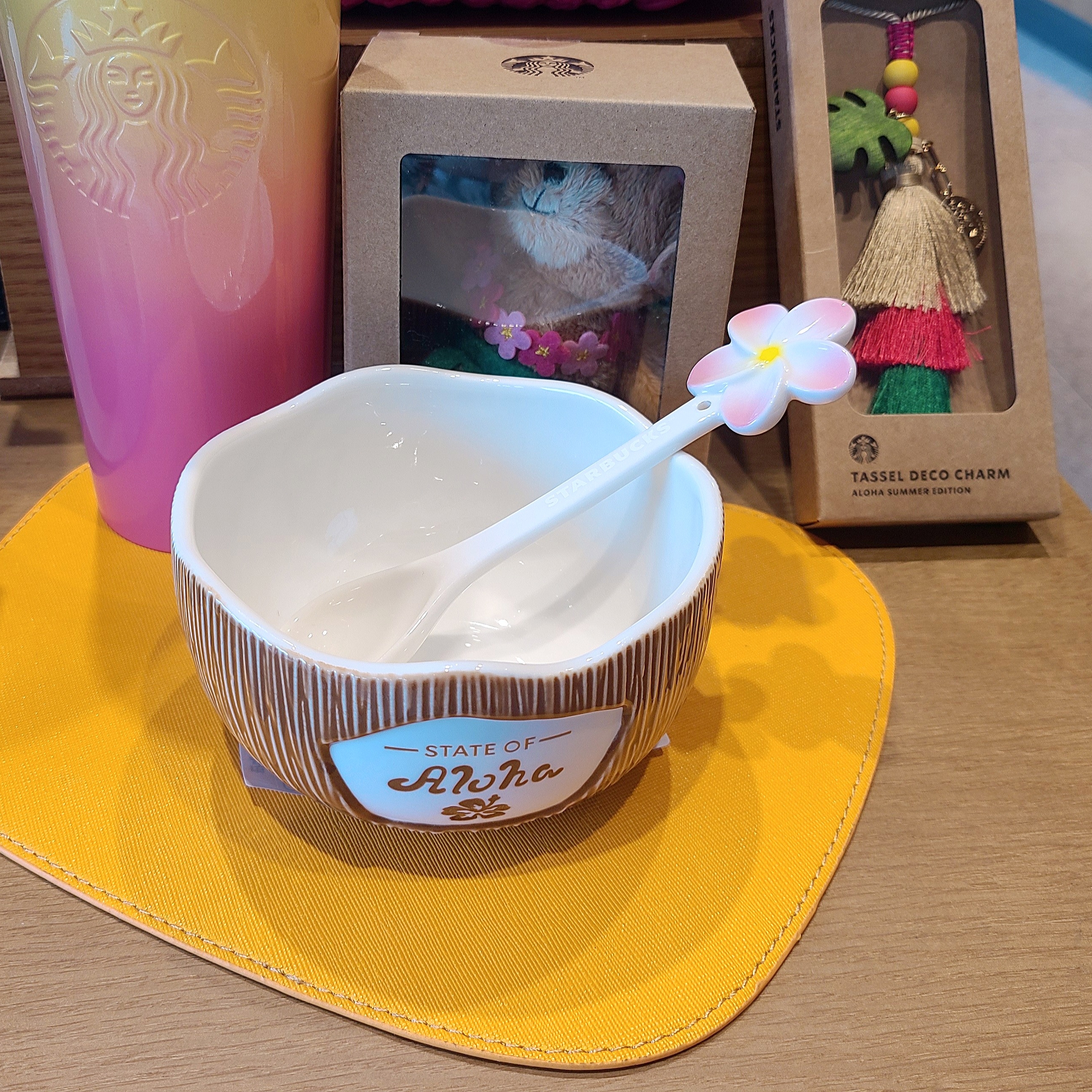 Starbucks Aloha Coconut Bowl Spoon set 355ml, Starbucks Aloha Bearista Keychain 착용 스타일 - 1