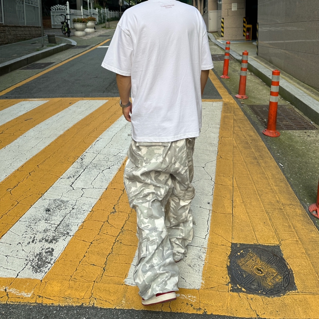 Farfromwhat Far Camo Cargo Pants White 착용 스타일 - 2