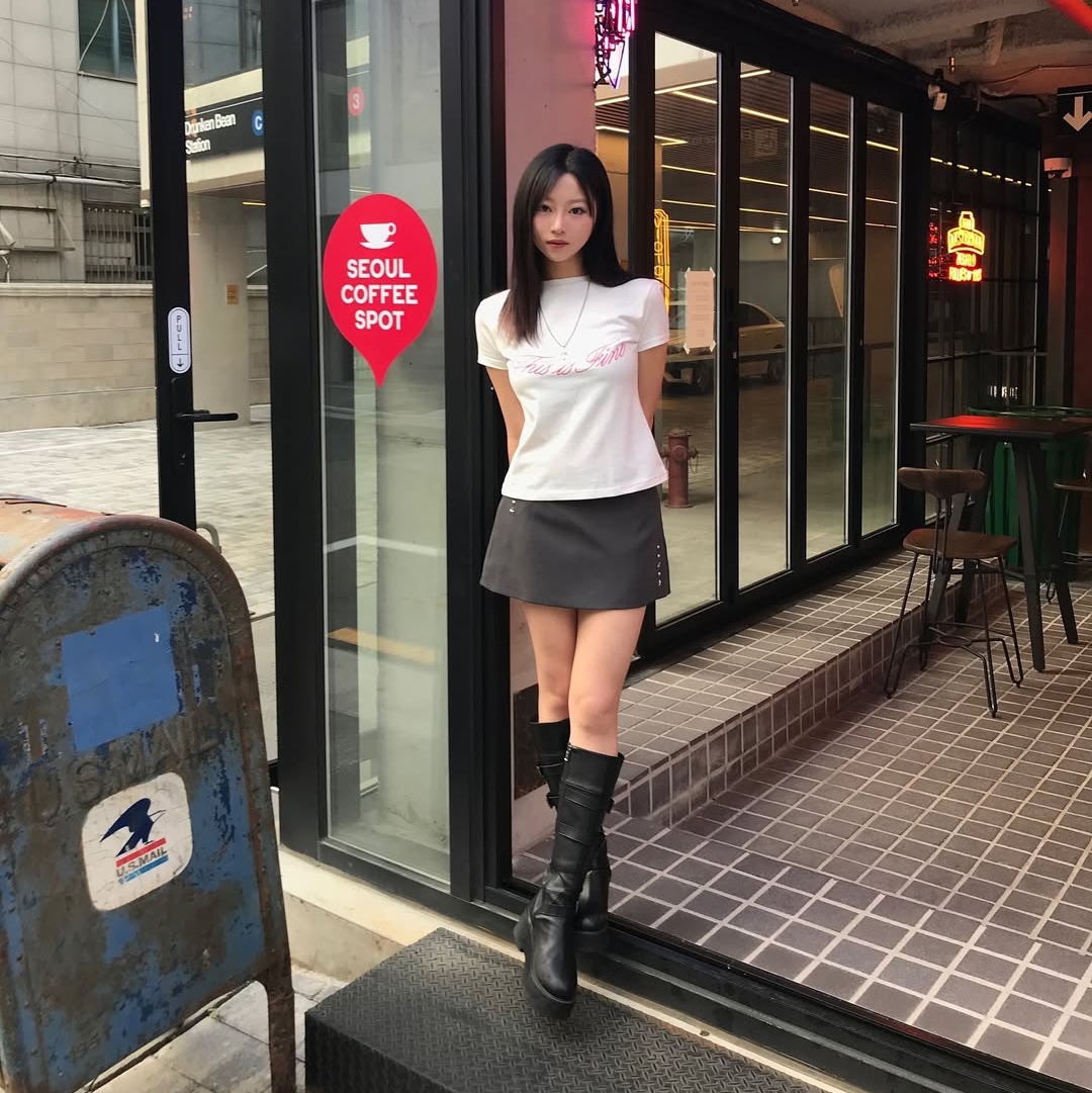 THIS IS FINE Cropped Signature Tee White 착용 스타일 - 9