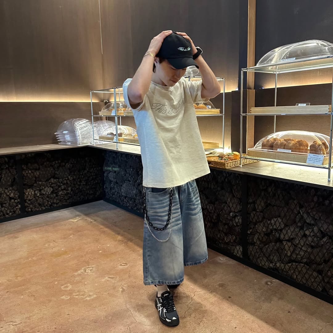 THIS IS FINE Oversized Signature Tee Oat, THIS IS FINE Signature Ball Cap Black 착용 스타일 - 1