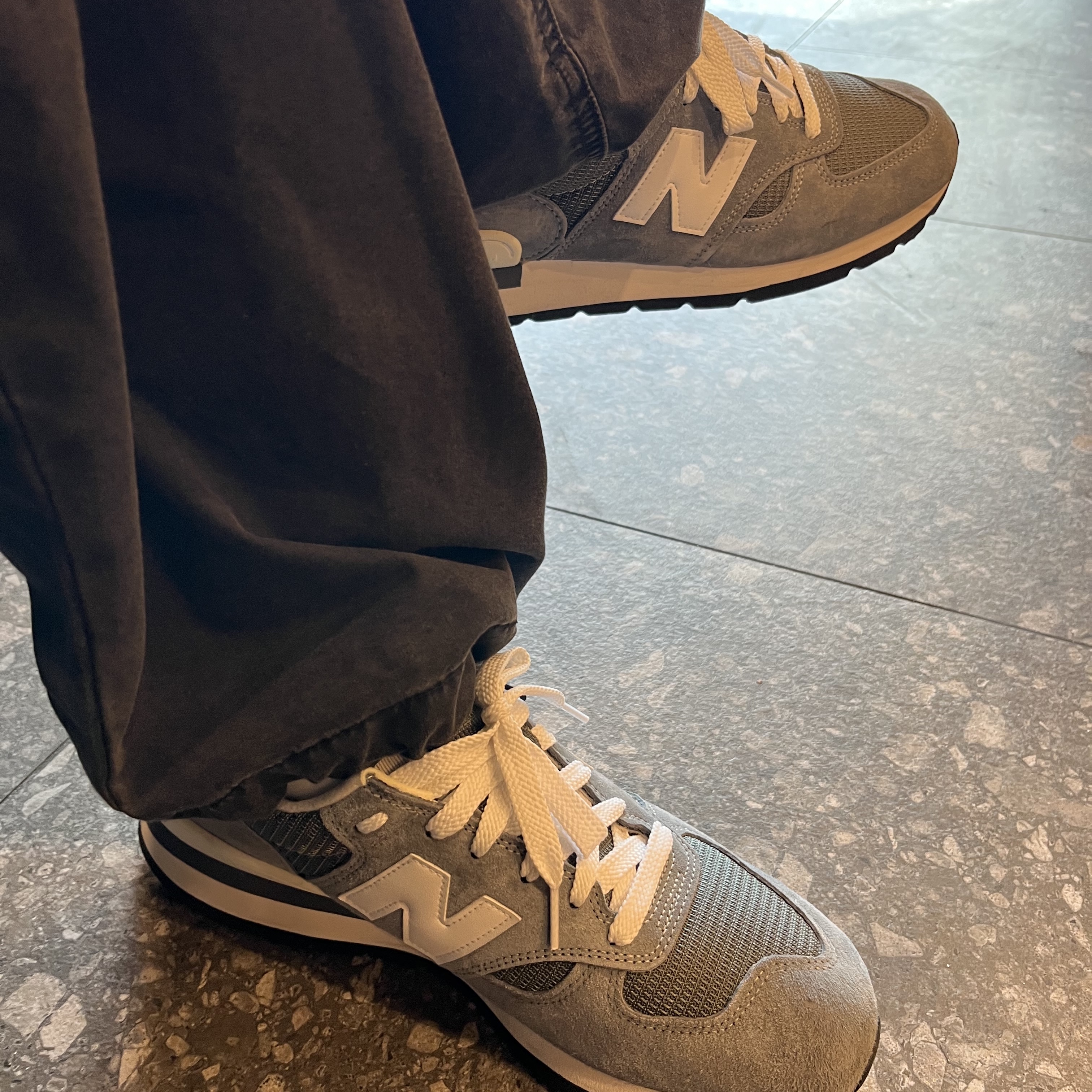 New Balance 990v1 Made in USA Grey White 착용 스타일 - 2
