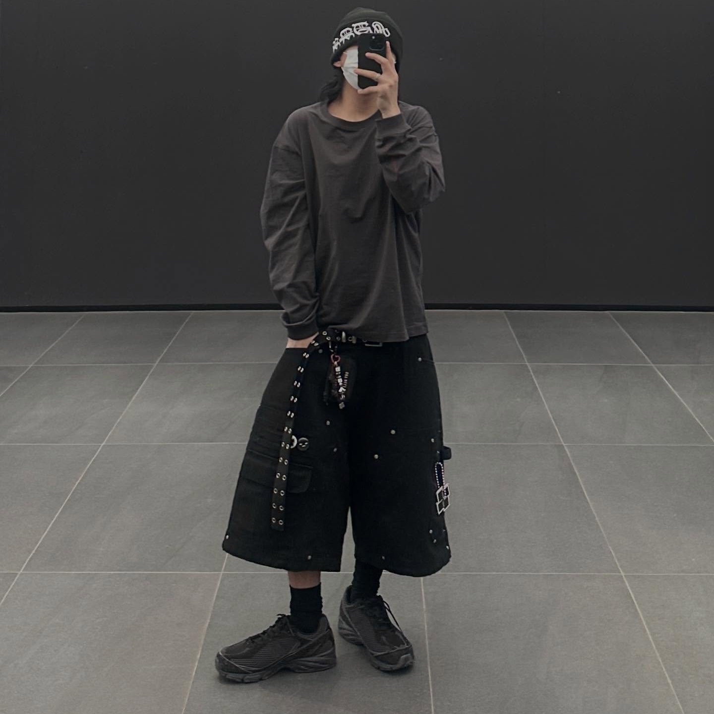 [Pre-Order] Vonvat Leaves Bone Long Sleeve Charcoal 착용 스타일 - 3