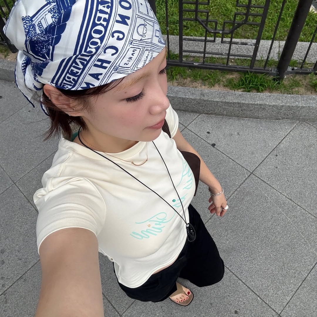 THIS IS FINE Cropped Signature Tee Cream 착용 스타일 - 1
