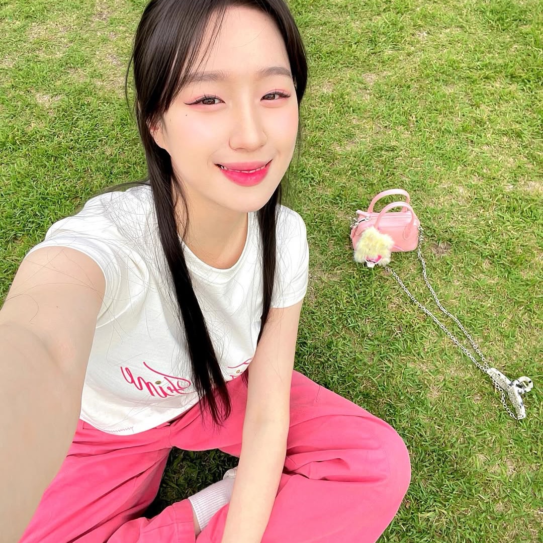 THIS IS FINE Cropped Signature Tee White 착용 스타일 - 3