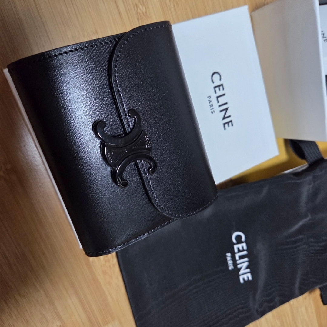 Celine Card Holder Cuir Triomphe in Shiny Calfskin Black, Celine Small Flap Wallet Triomphe in Shiny Calfskin Black 착용 스타일