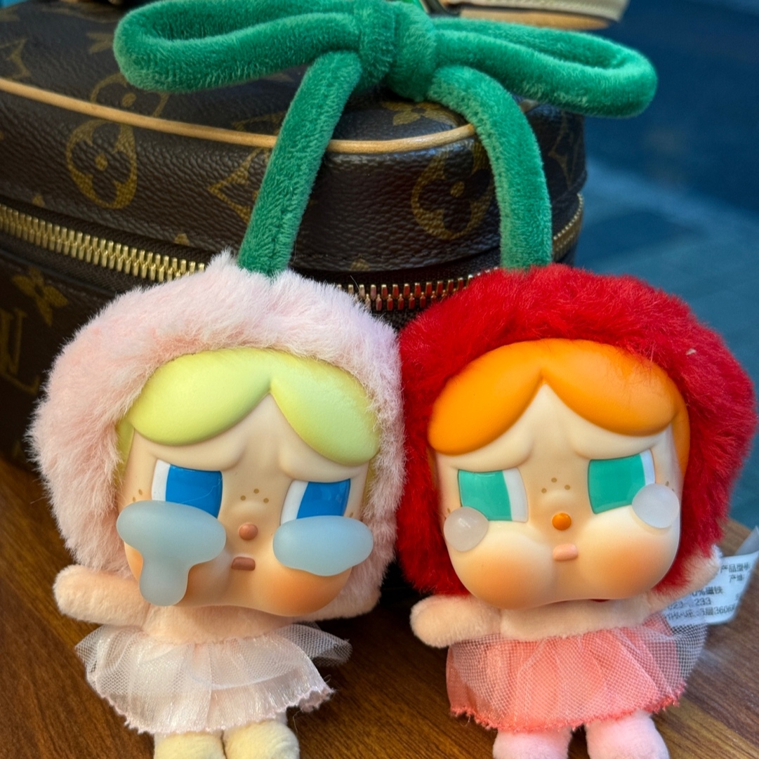 Pop Mart Crybaby Crying For Love Series Vinyl Plush 착용 스타일