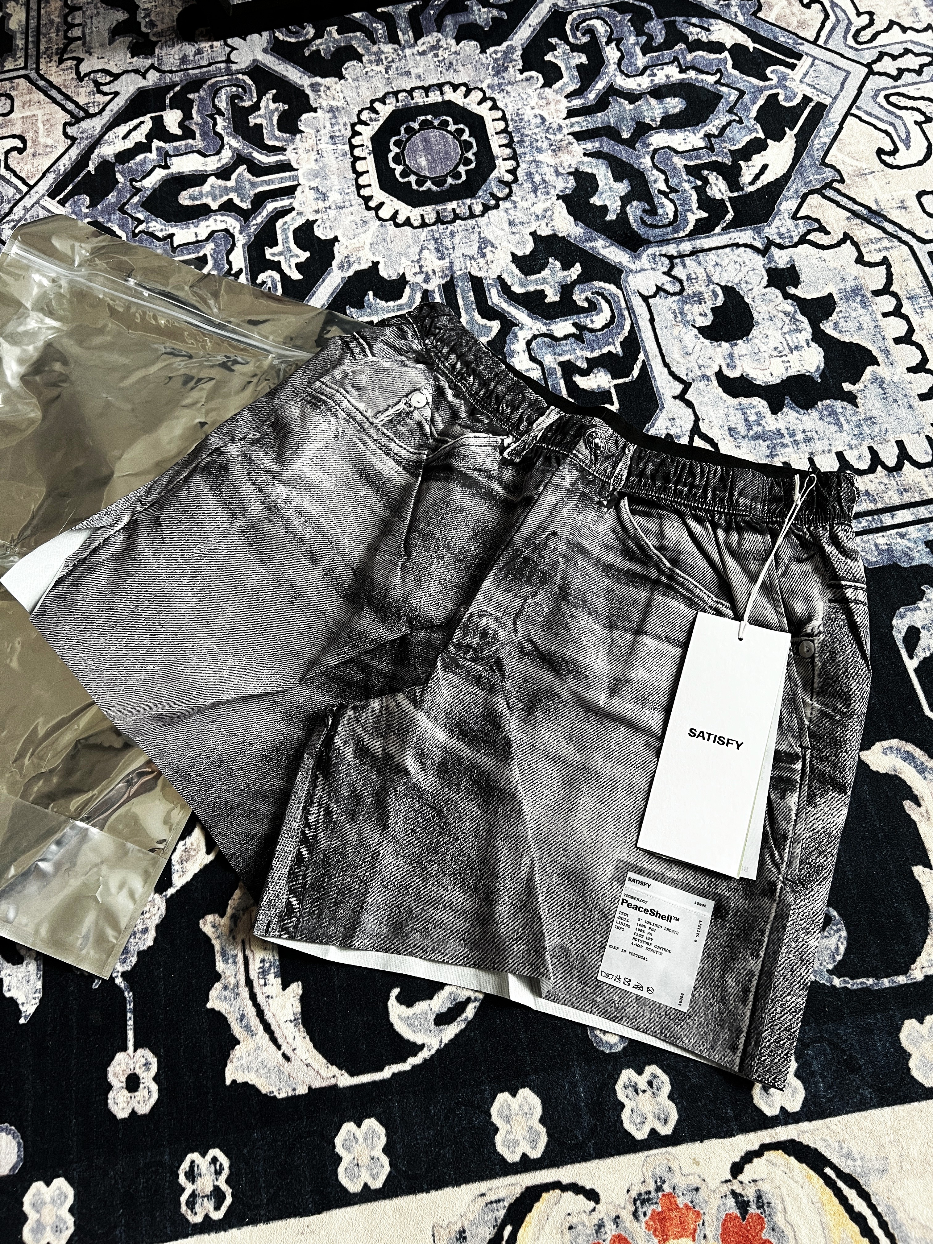 Satisfy Peaceshell 5 Inch Unlined Shorts Black Denim 착용 스타일 - 1