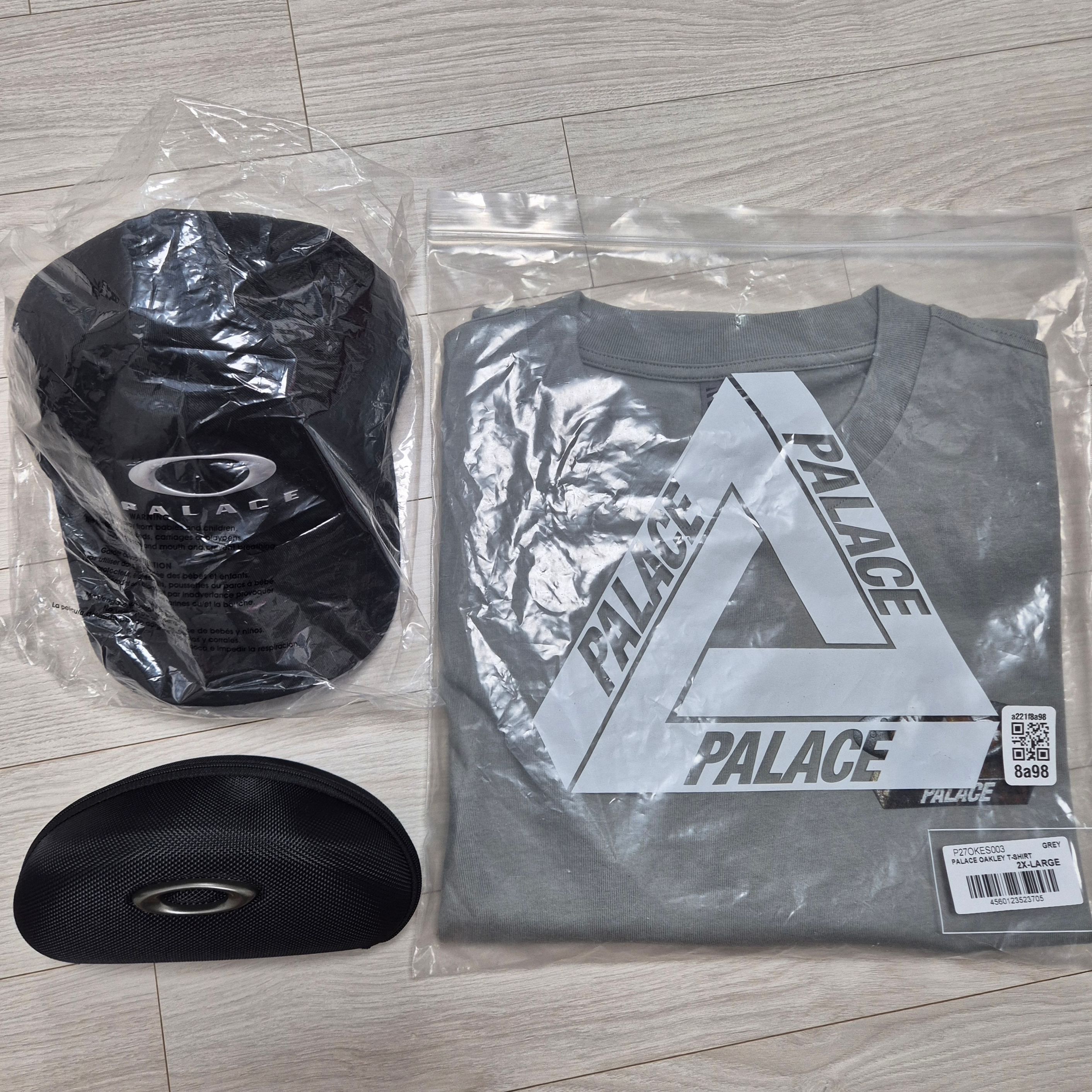 Palace x Oakley T-Shirt Grey - 24FW, Palace x Oakley 6-Panel Black Silver - 23SS 착용 스타일 - 5
