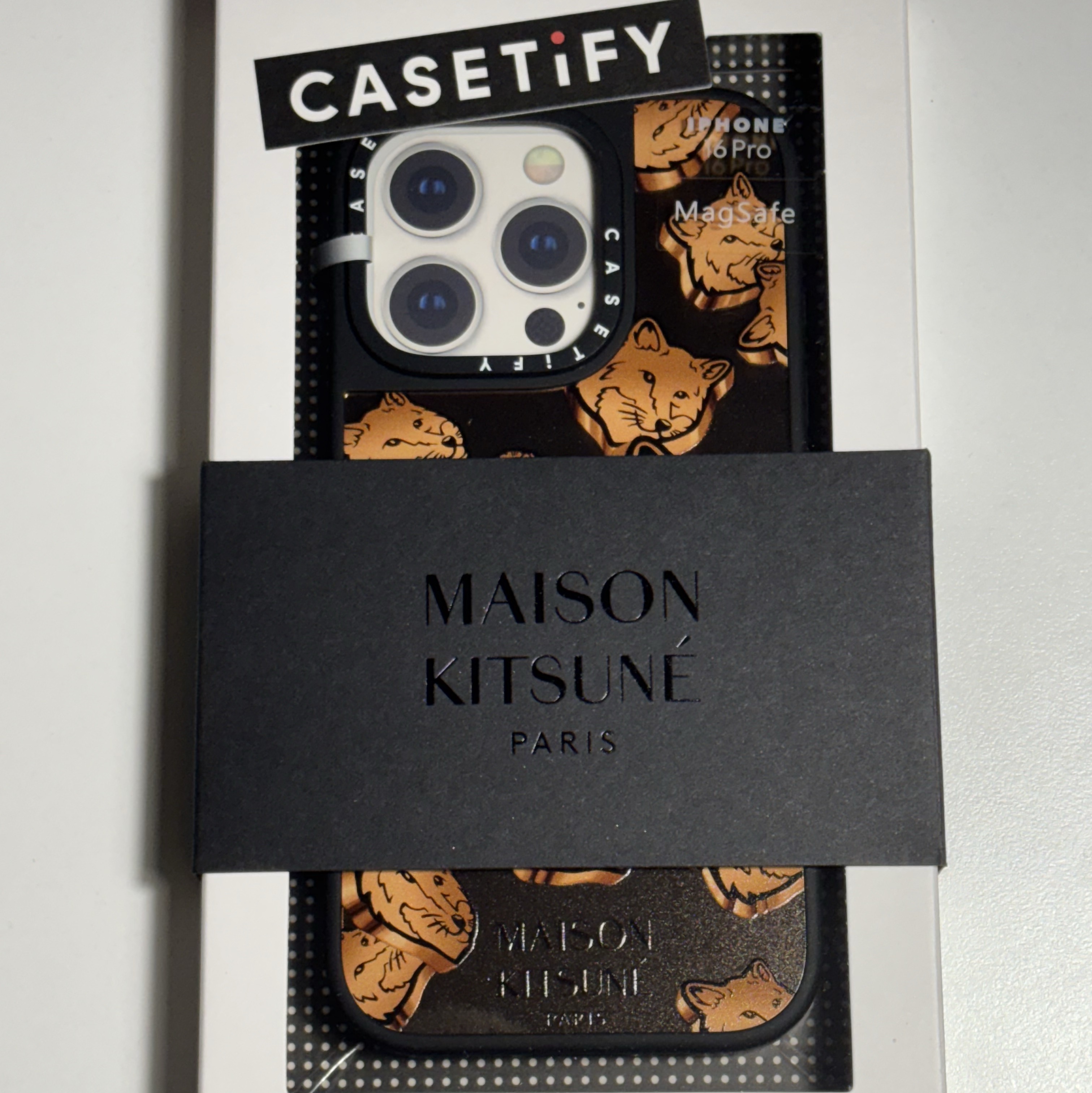 Casetify x Maison Kitsune iPhone Copper Magsafe Mirror Case Silver Mirror Black Bumper 착용 스타일 - 2