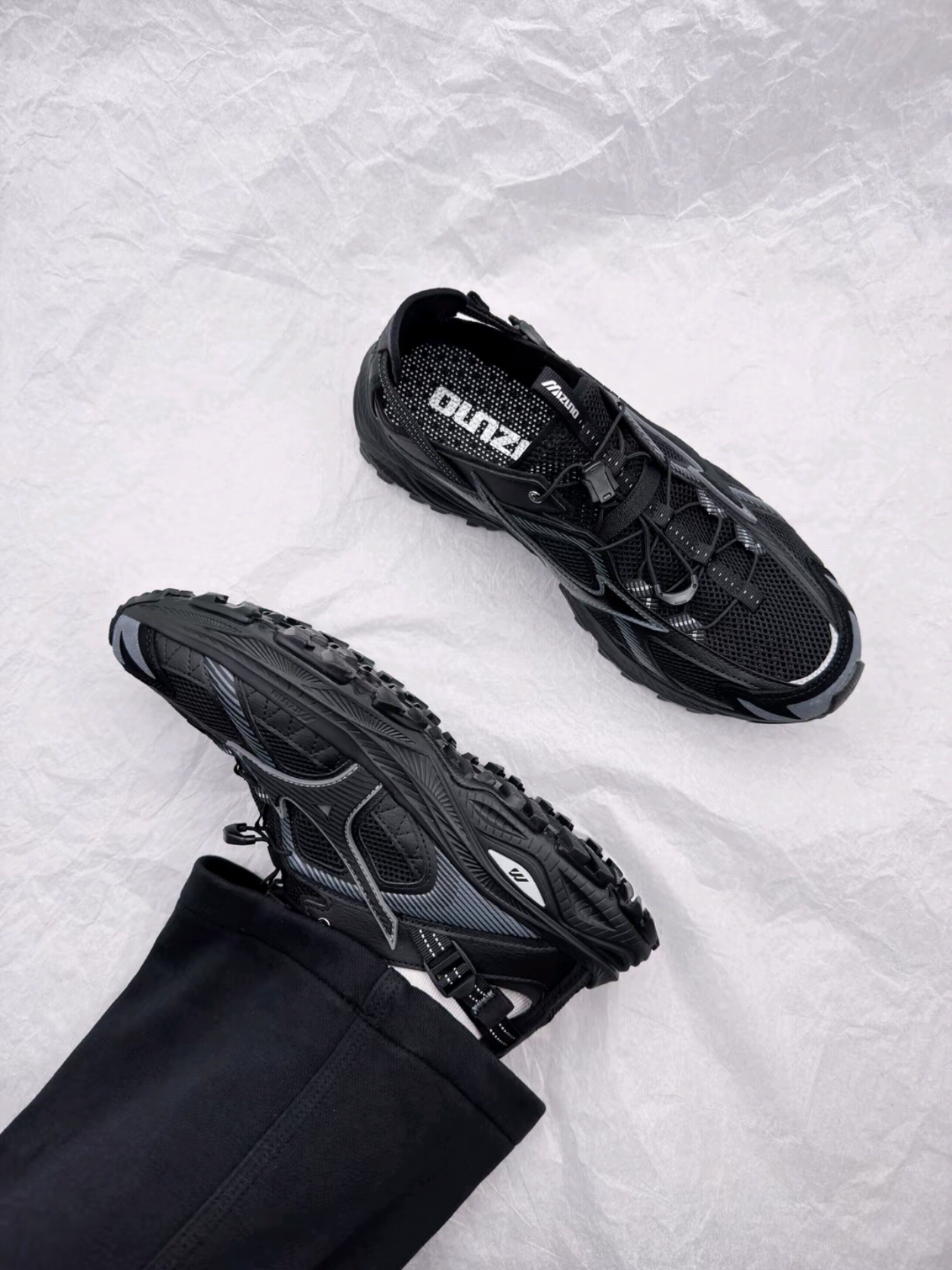 Mizuno Racer Trail SE Black, New Balance 1906L Black 착용 스타일 - 9