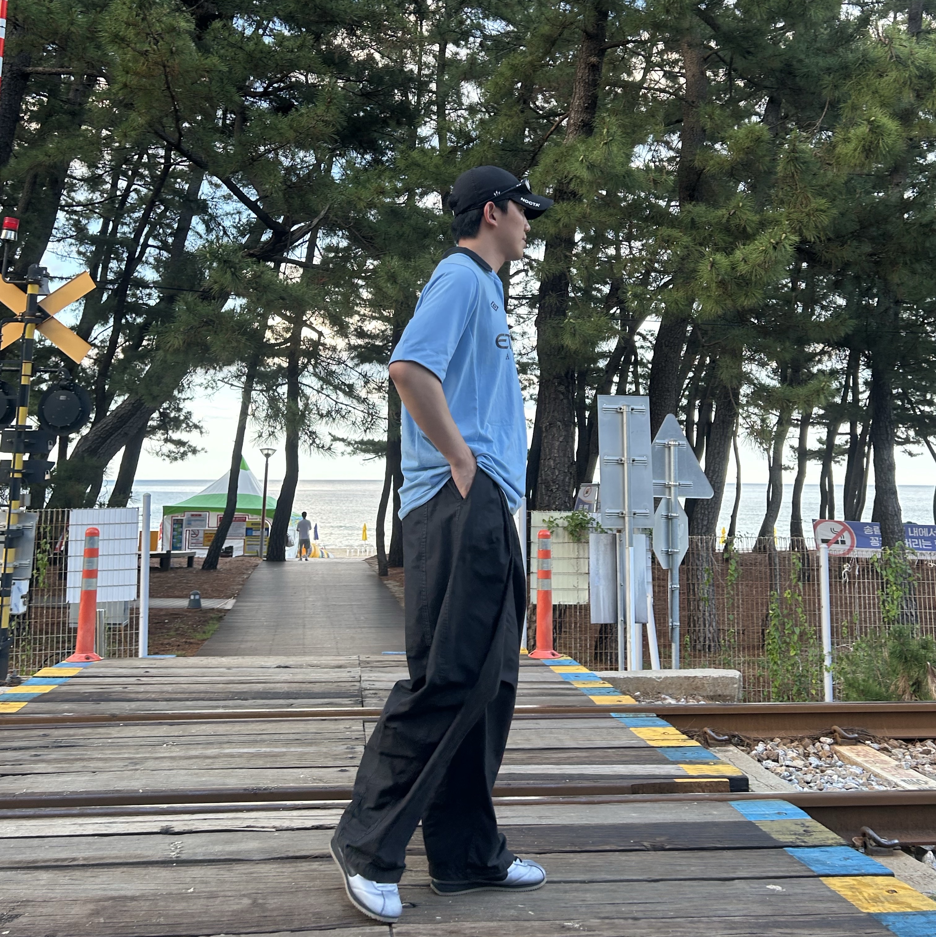 Nike Cortez Leather SE Metallic Cool Grey Black, Oakley Eye Jacket Redux Matte Black Frame Prizm Grey Lenses High Bridge Fit 착용 스타일 - 4