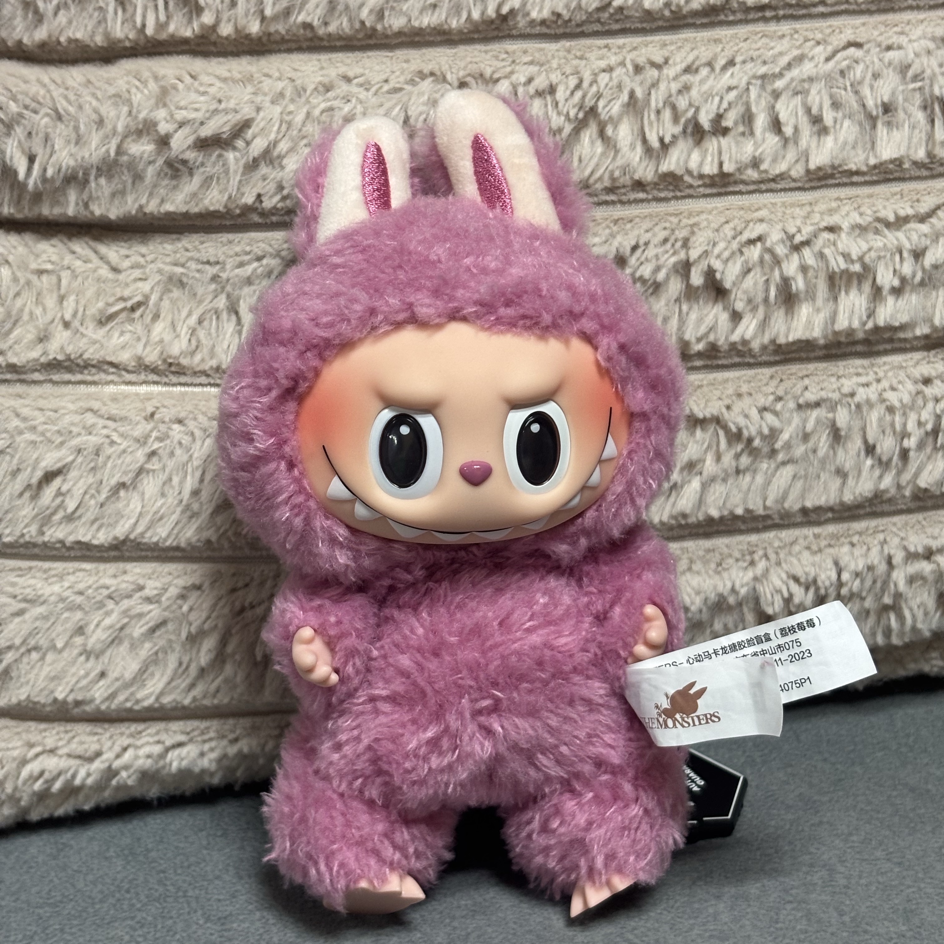 Pop Mart Labubu The Monsters Labubu Tasty Macarons Series Lyche Berry Keyring 착용 스타일 - 3