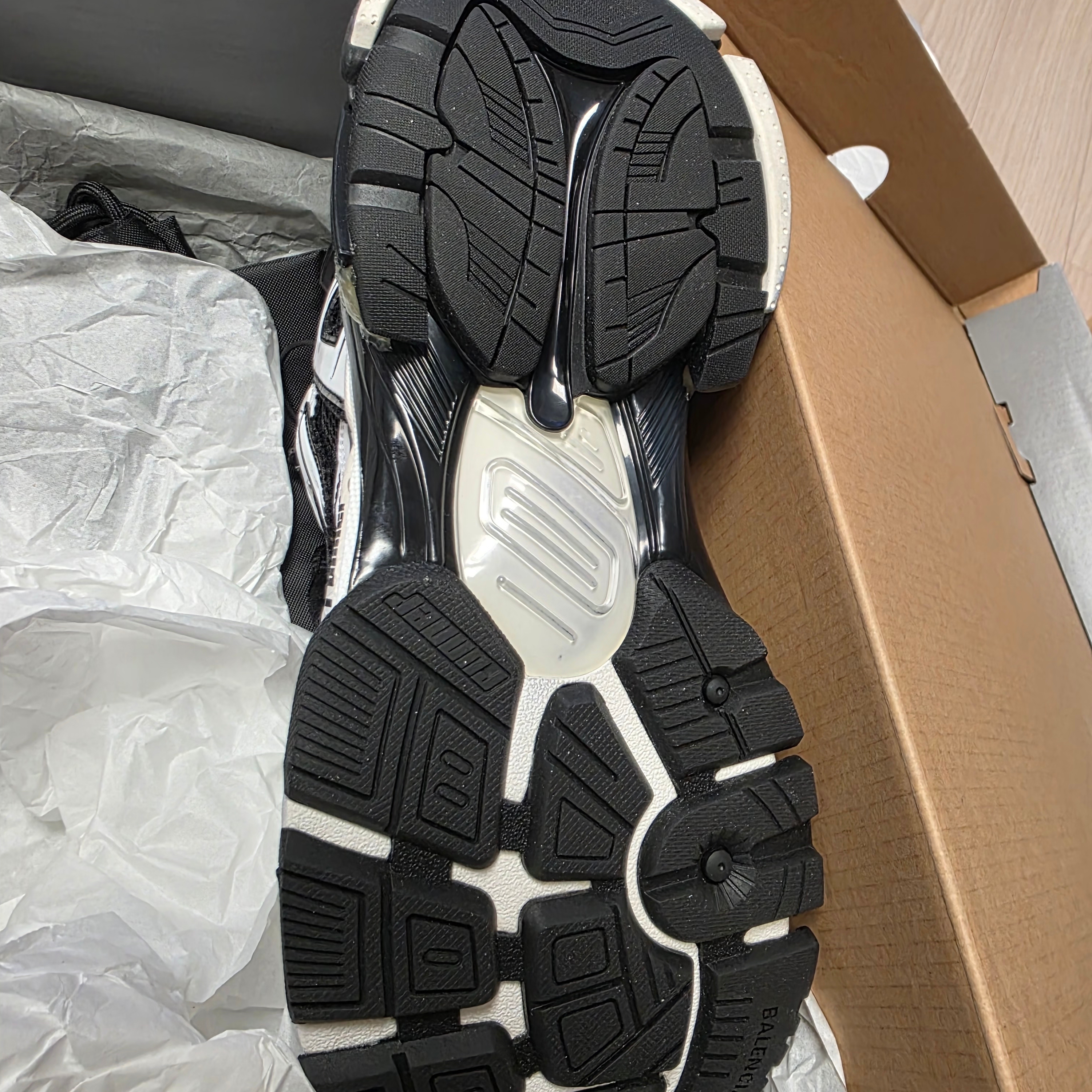 Balenciaga Runner Sneakers Black White 착용 스타일 - 5