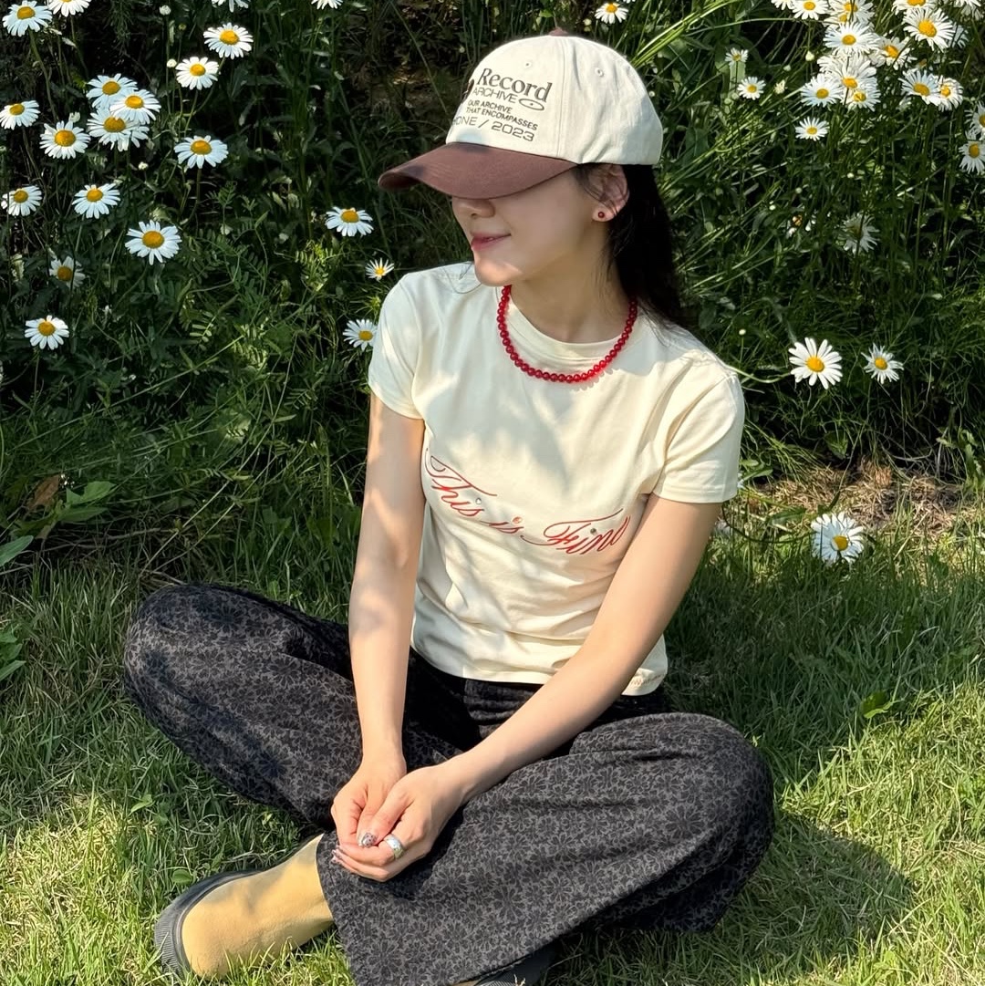 THIS IS FINE Cropped Signature Tee Yellow 착용 스타일 - 2