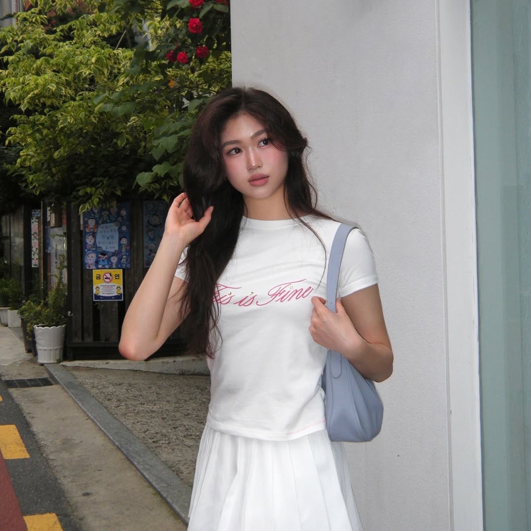 THIS IS FINE Cropped Signature Tee White 착용 스타일 - 1