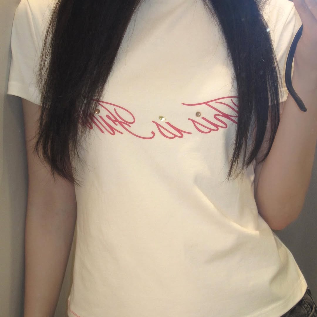THIS IS FINE Cropped Signature Tee White 착용 스타일 - 2