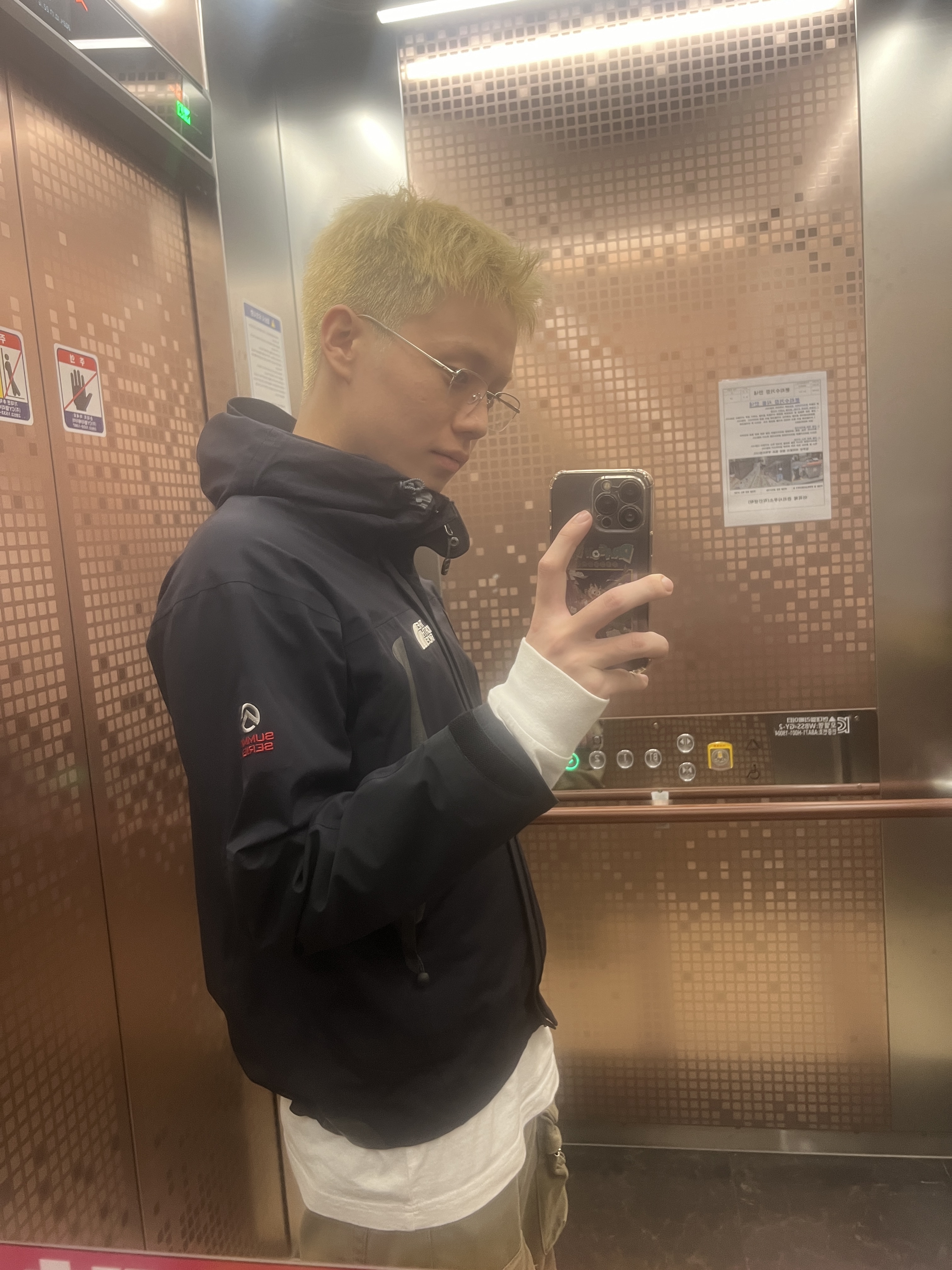 BAPE Color Camo Shark Pullover Hoodie Navy, C.P. Company Lambswool GRS Zipped Cardigan Off White Melange - 24FW 착용 스타일 - 3