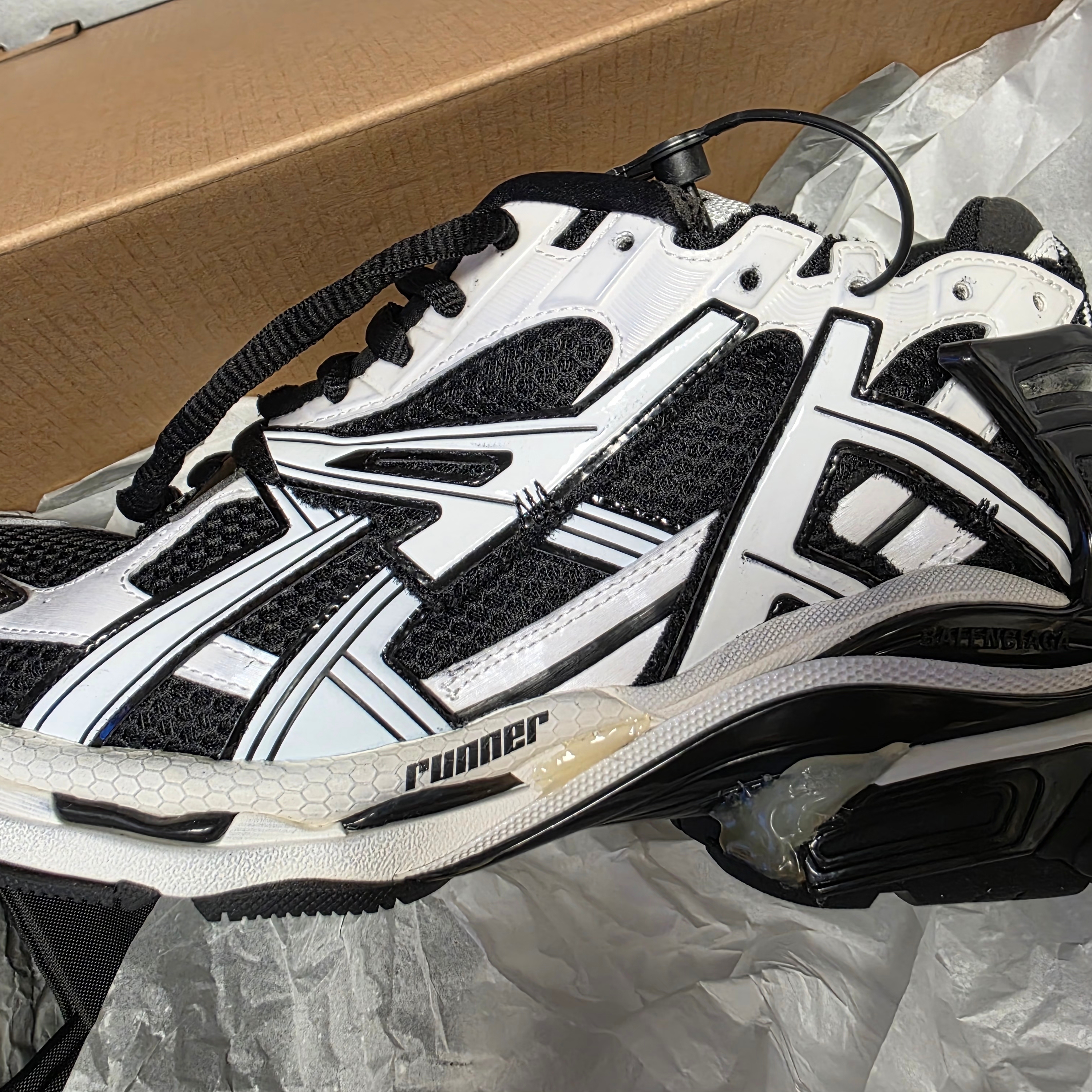 Balenciaga Runner Sneakers Black White 착용 스타일 - 2