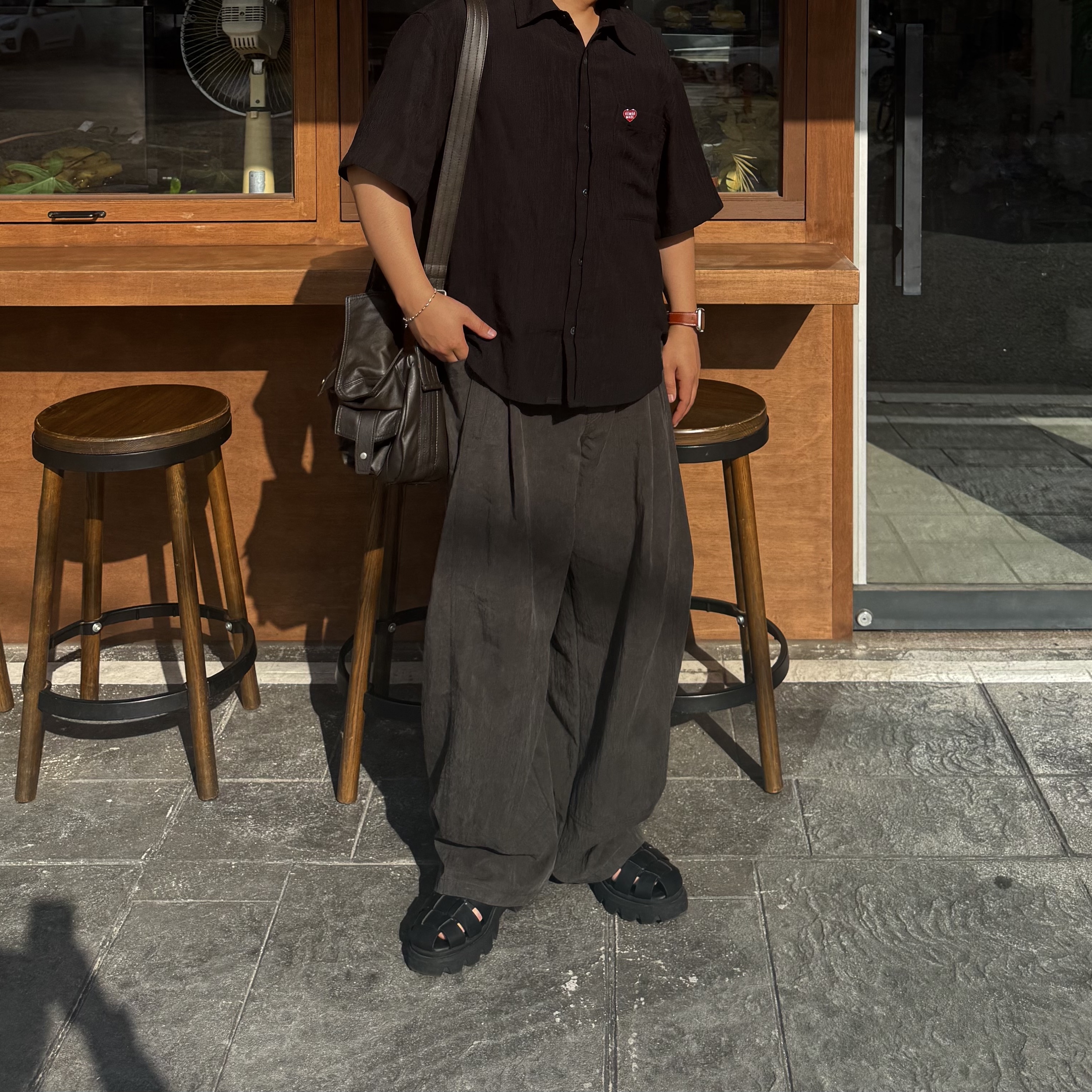 Begin202 Nycoma Twotuck Pants Charcoal Brown 착용 스타일 - 2